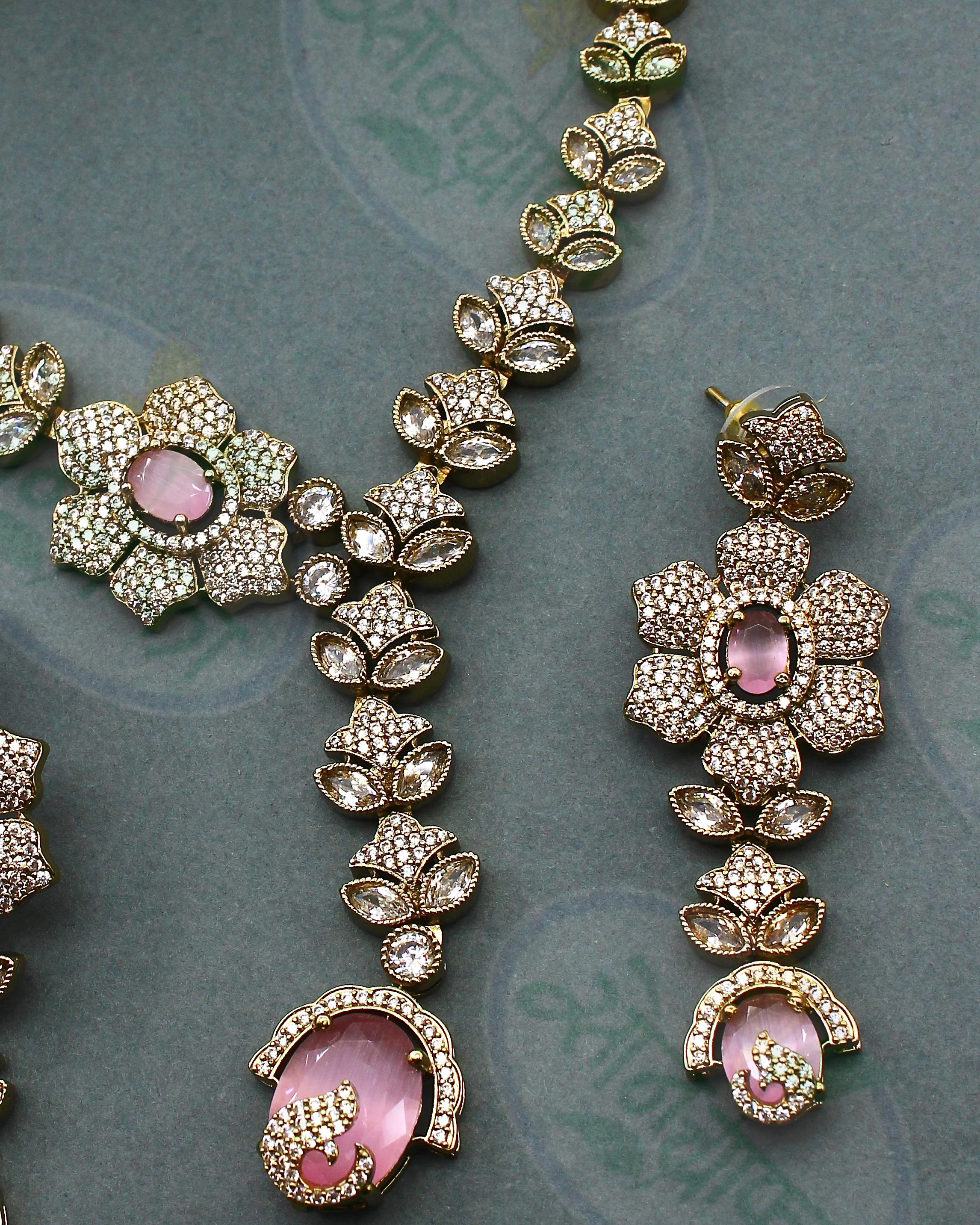 SHIMMERING GLAM NECKLACE - Image 6