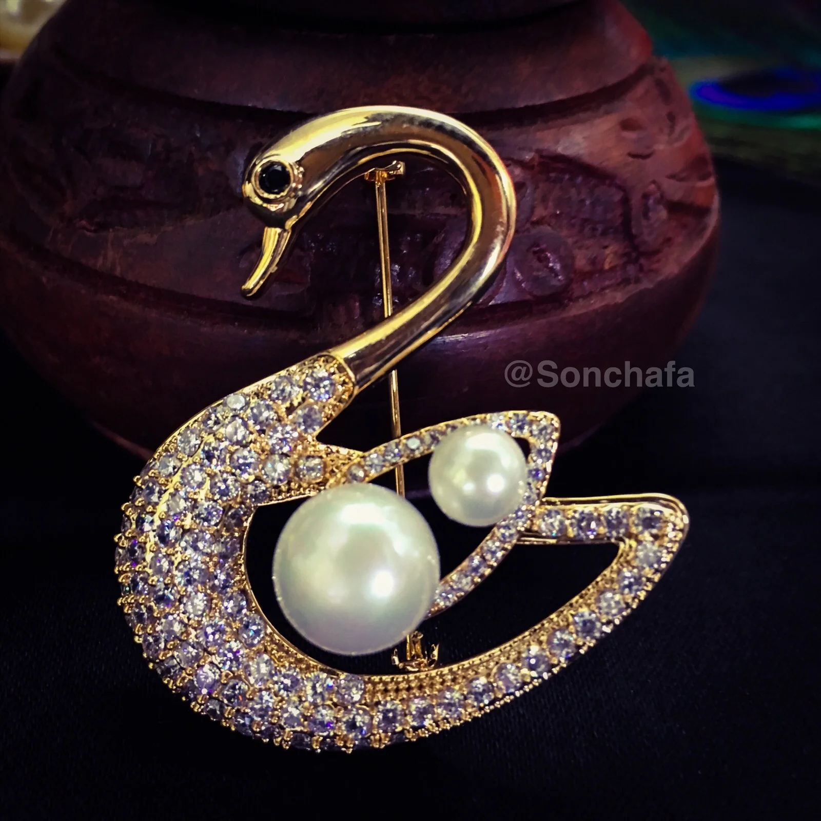SWAN WITH PEARL SAREEPIN - Image 3