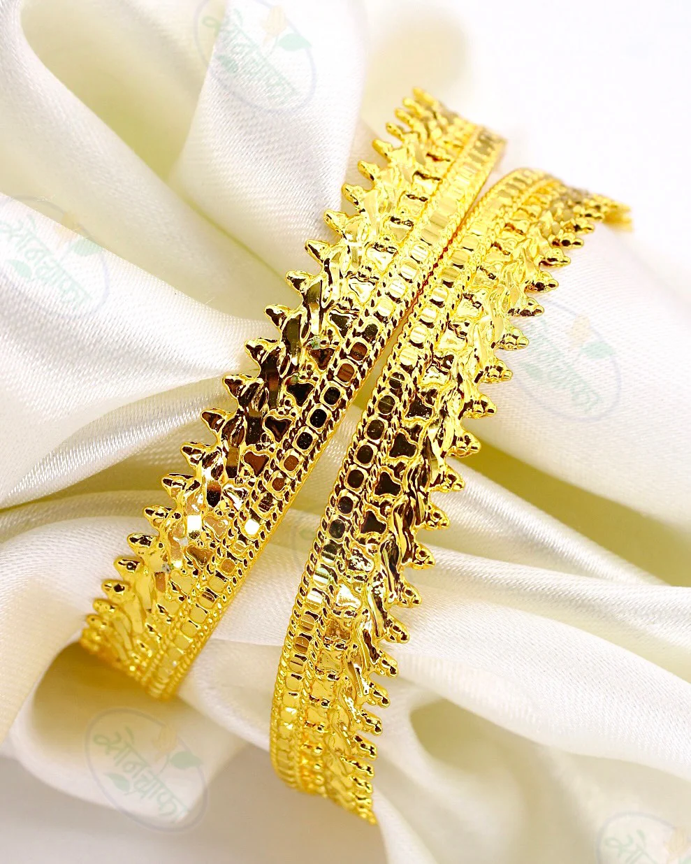 CHIC & TRENDY GOLDEN BANGLES - Image 2