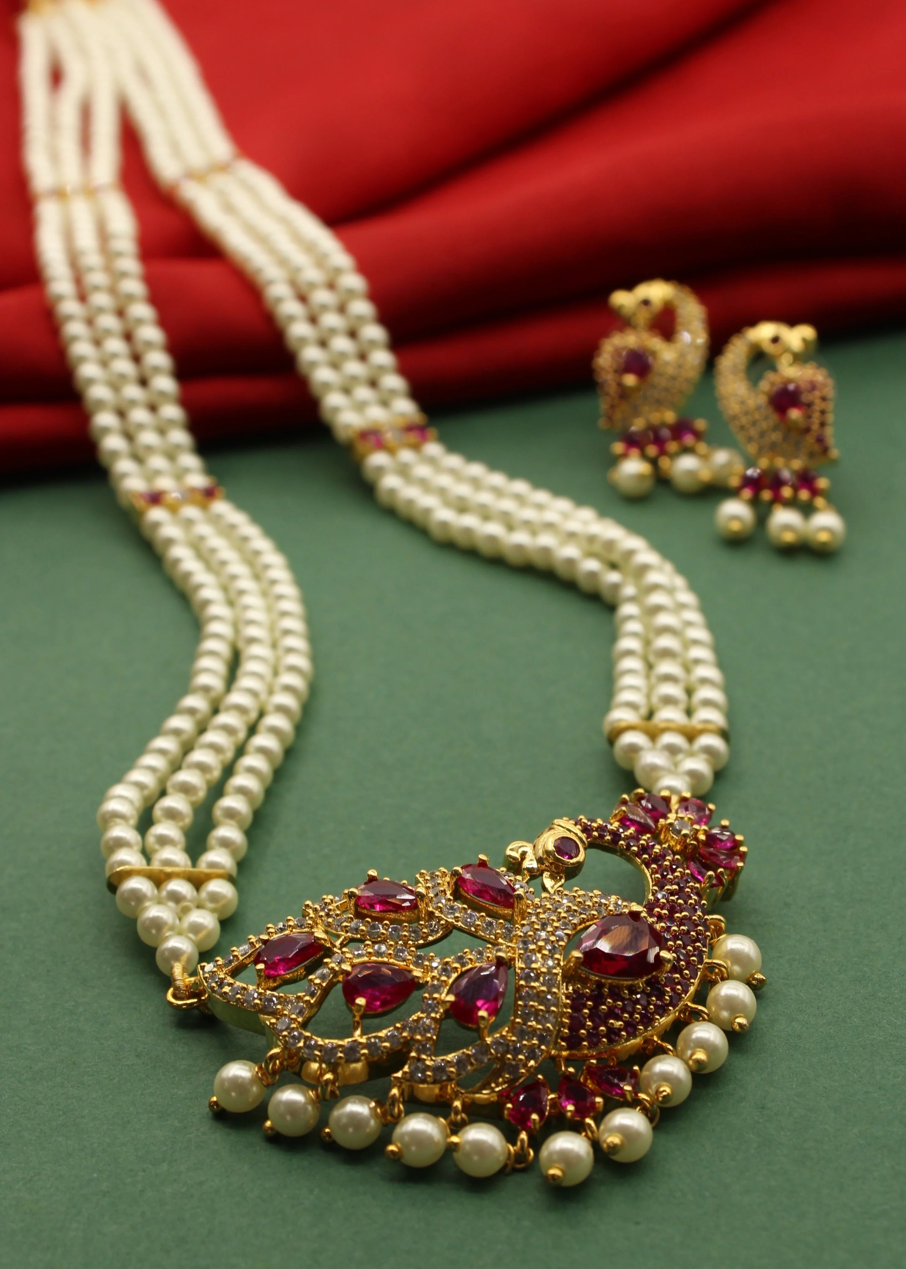 GLEAMING PEACOCK PENDANT NECKLACE - Image 4