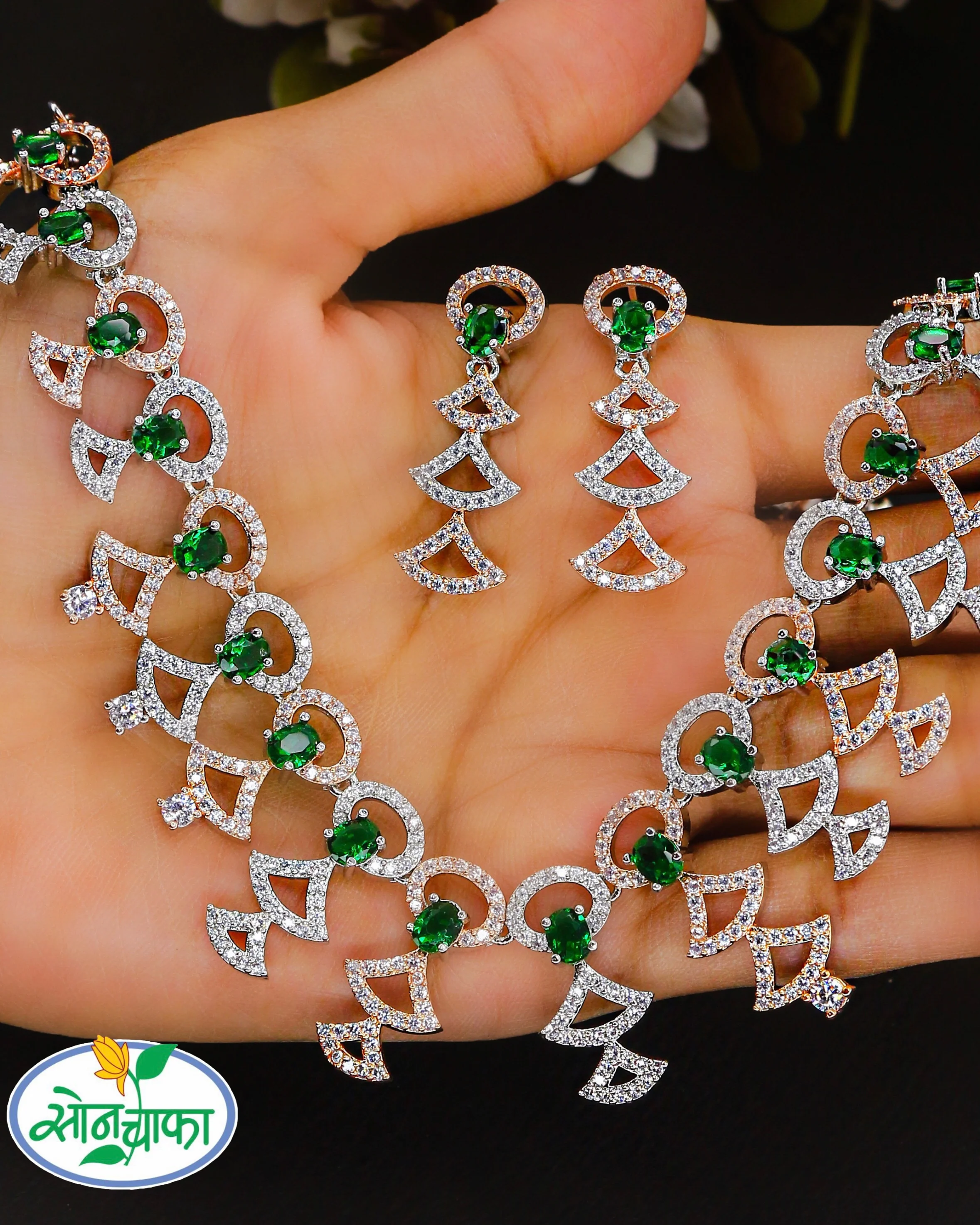 GLEAMING GLOSSY DIAMOND NECKLACE