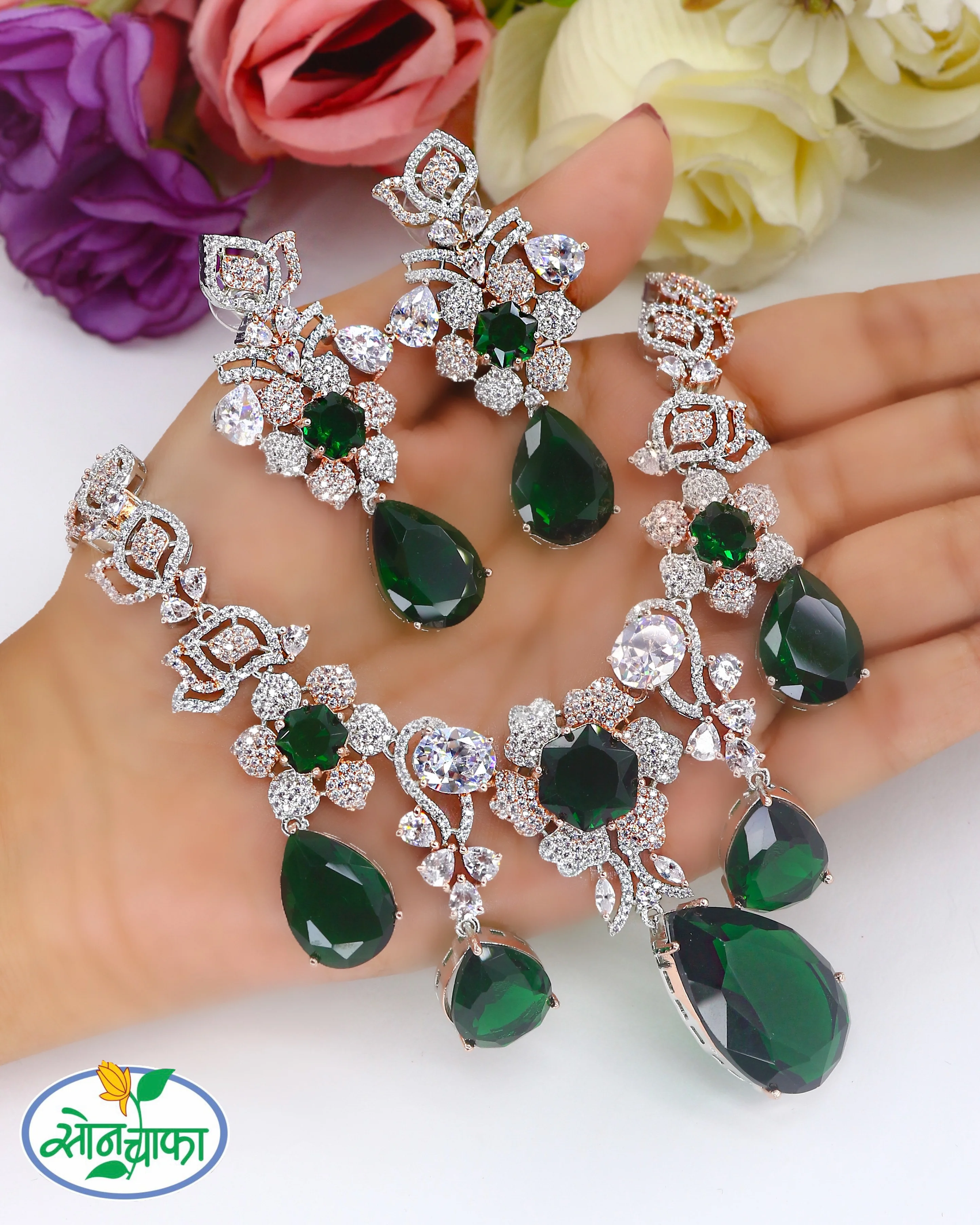 GLAMOROUS DIAMOND NECKLACE