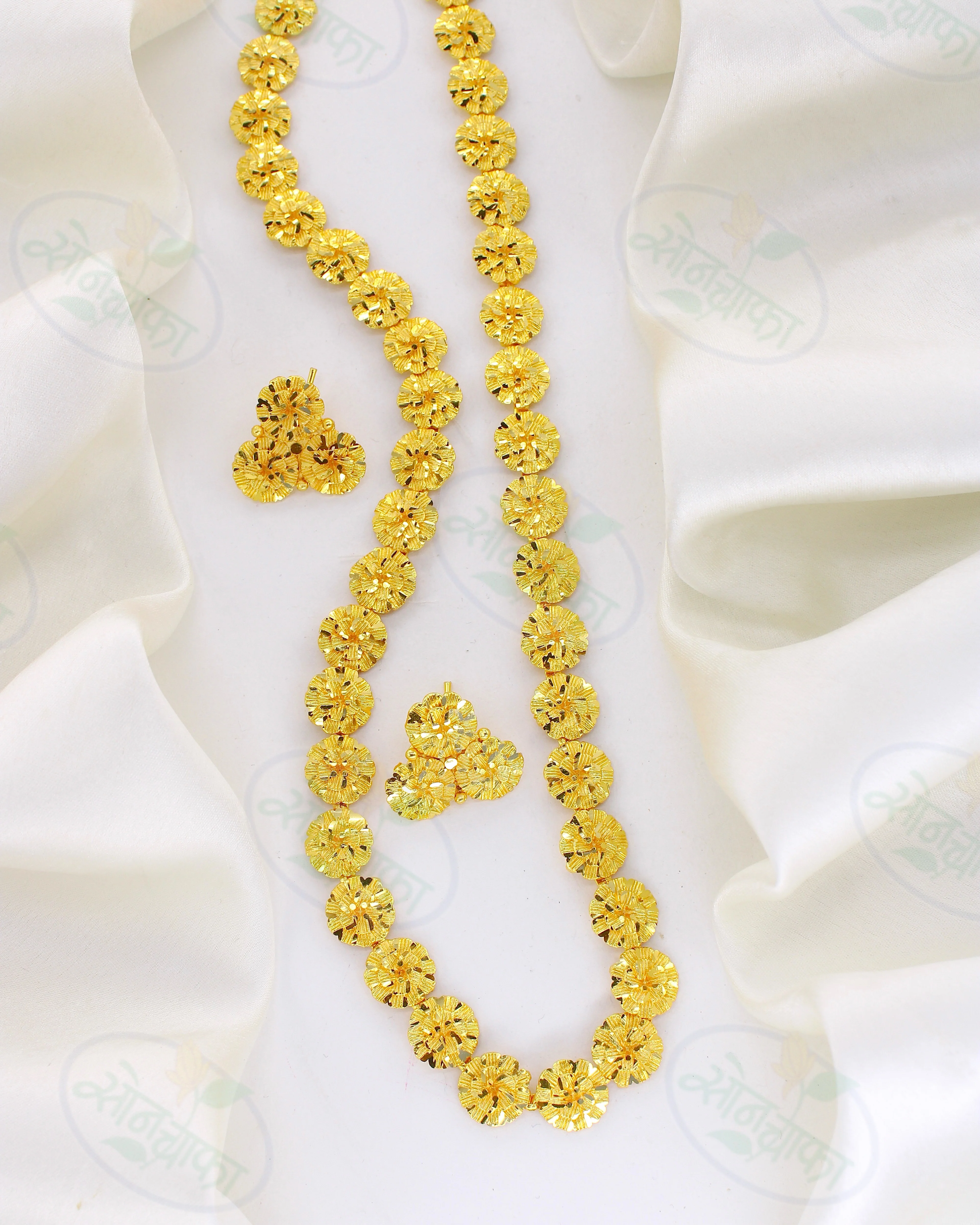 ALLURING FLORAL GOLD PLATED NECKLACE - Image 3