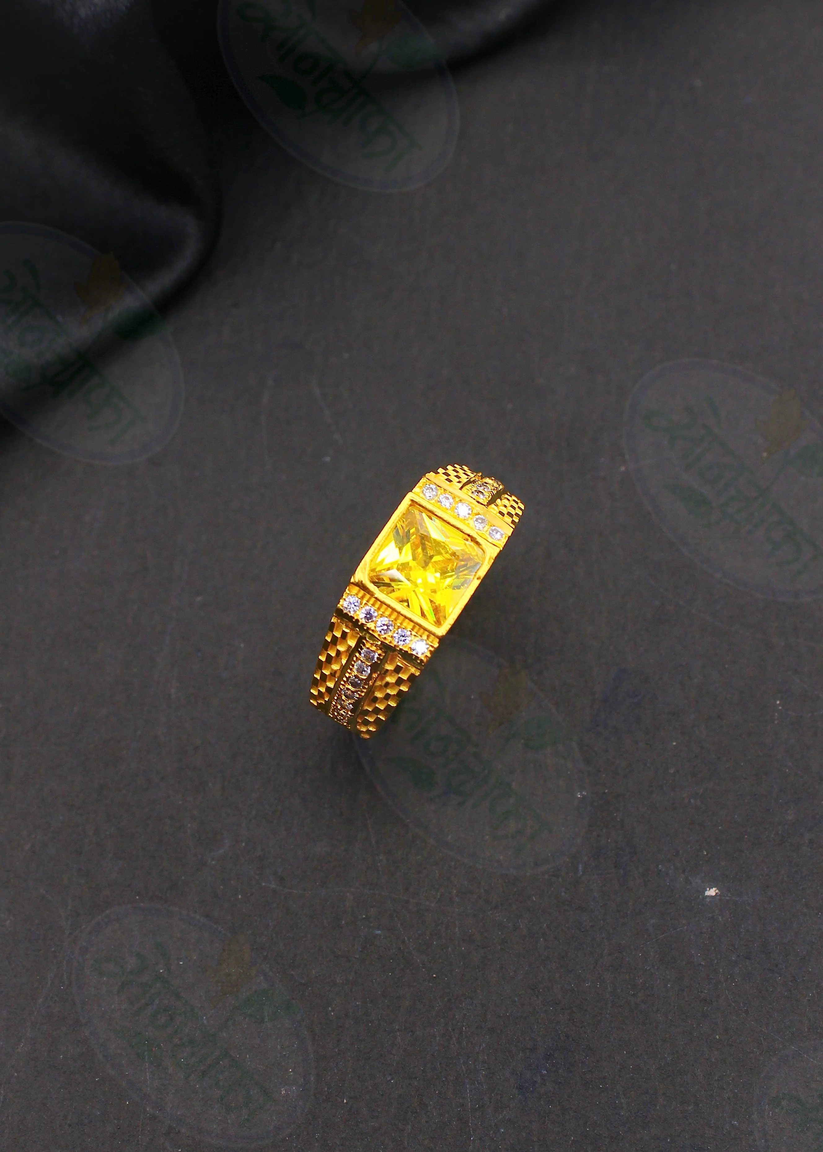 ELEGANT TEXTURED GOLDEN RING - Image 2