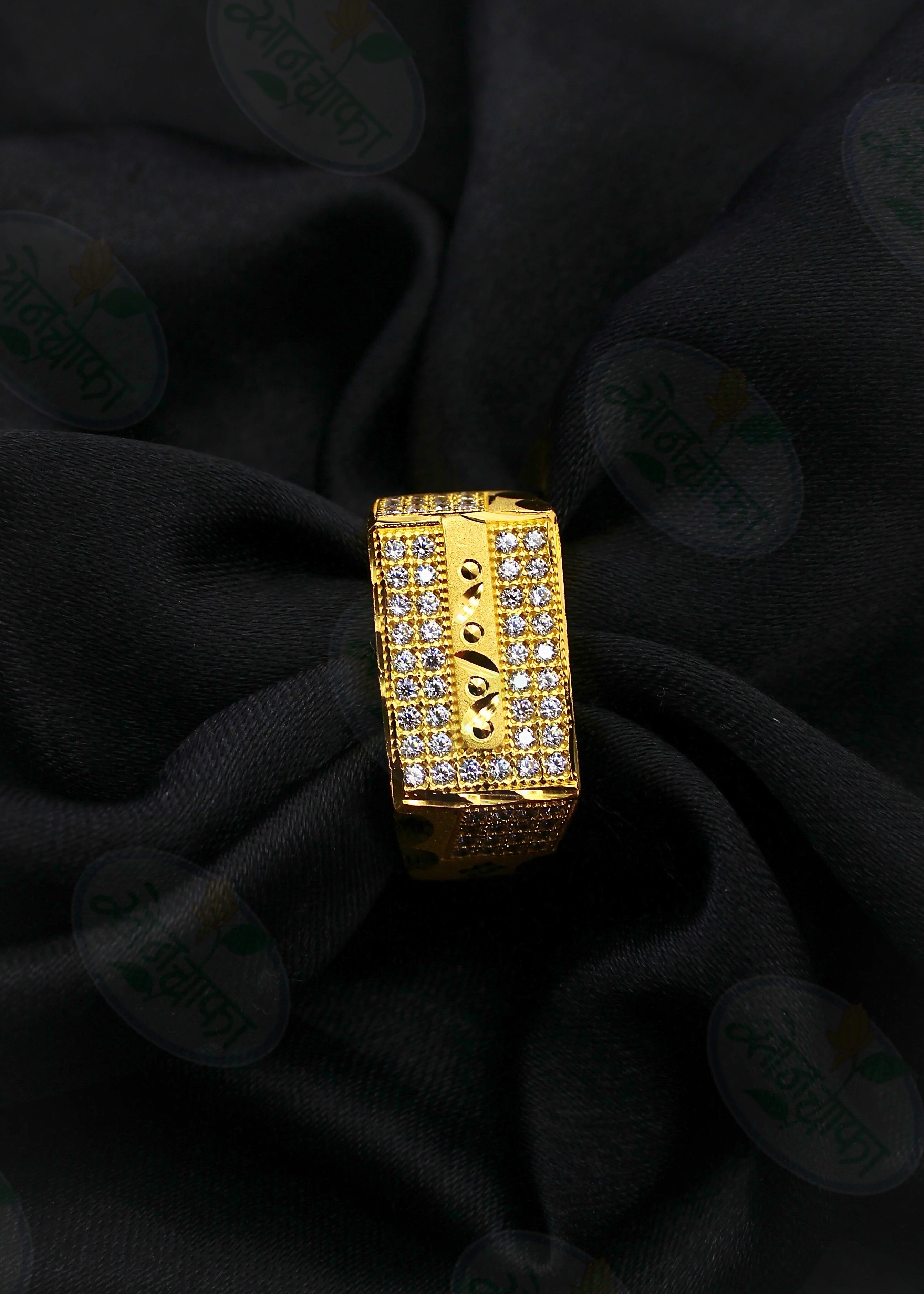 CAPTIVATING GOLDEN RING