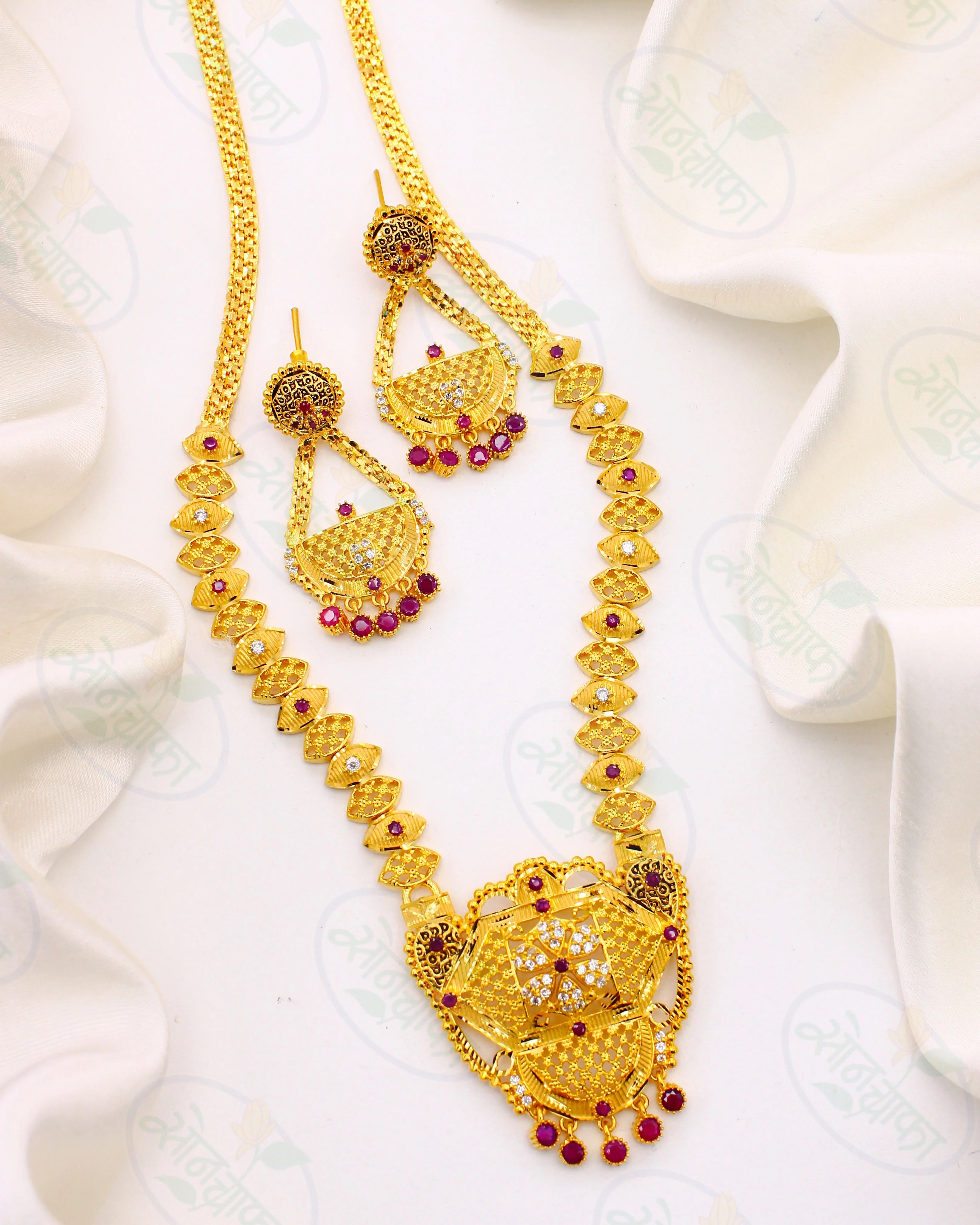 GORGEOUS GOLD PLATED NECKLACE - Image 2
