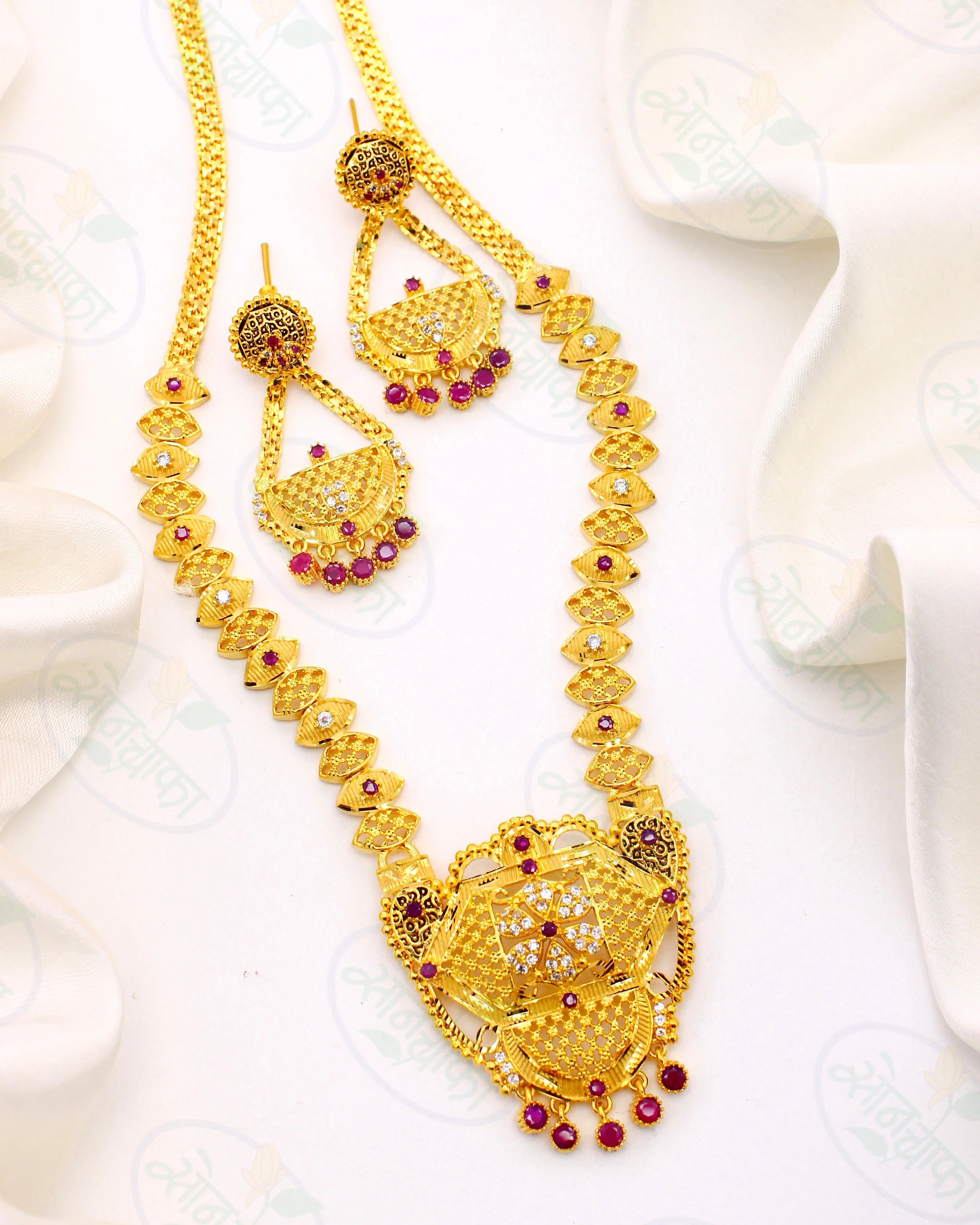 GORGEOUS GOLD PLATED NECKLACE - Image 3