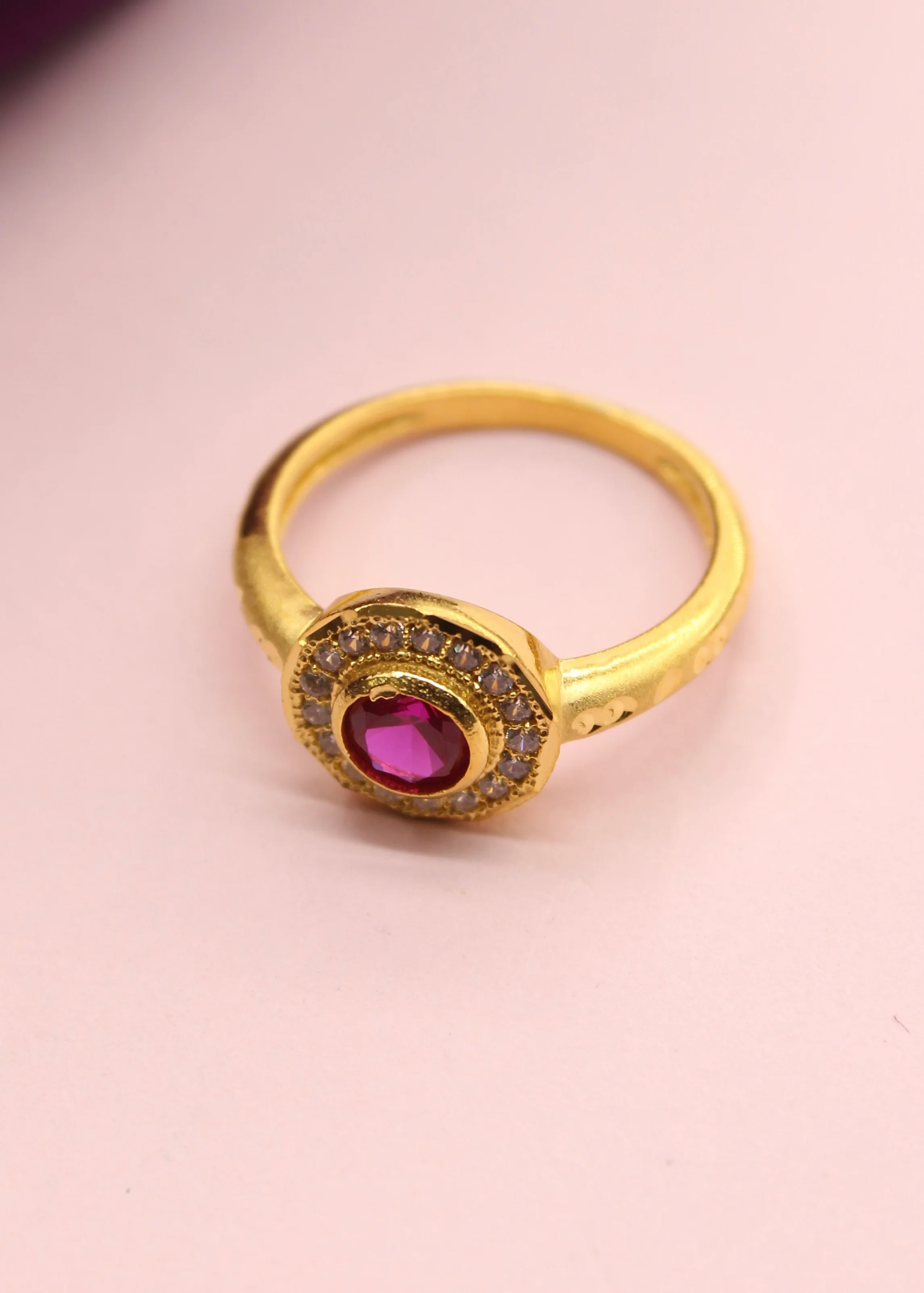 IMPRESSIVE FINGER RING