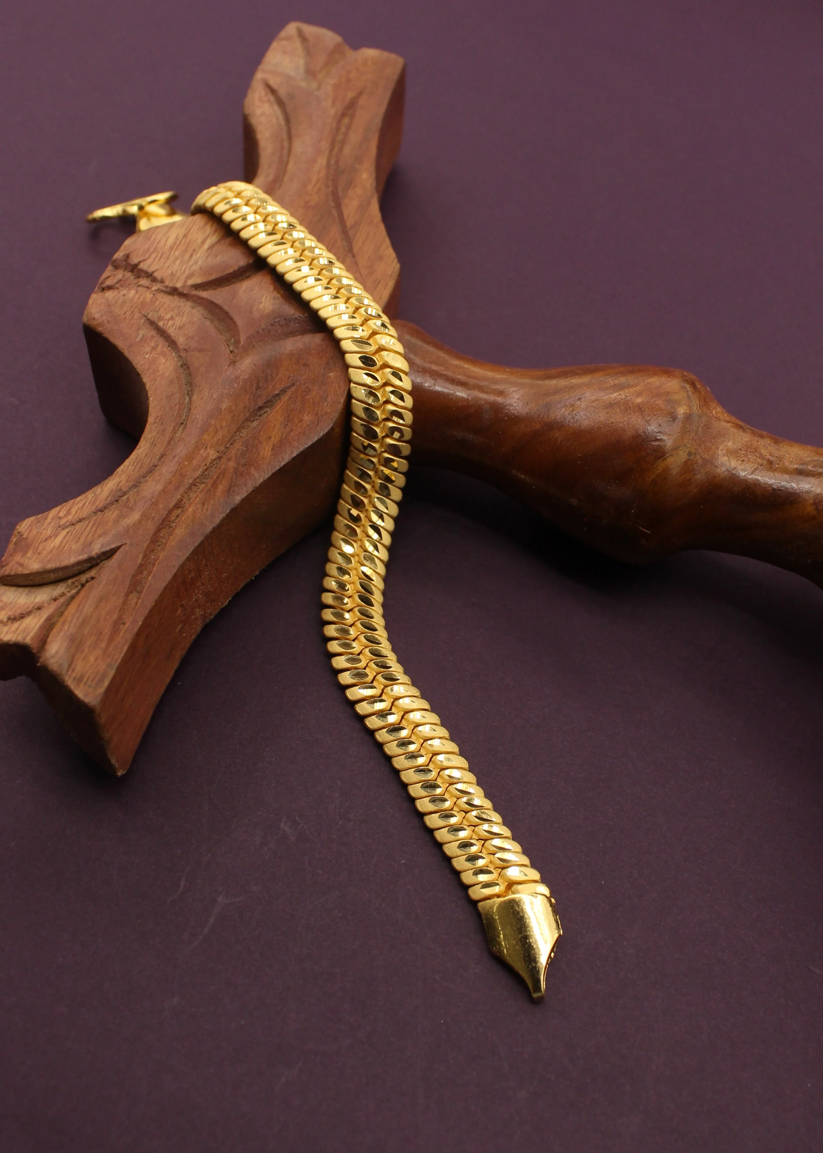 ENTHRALLING GOLD BRACELET - Image 2