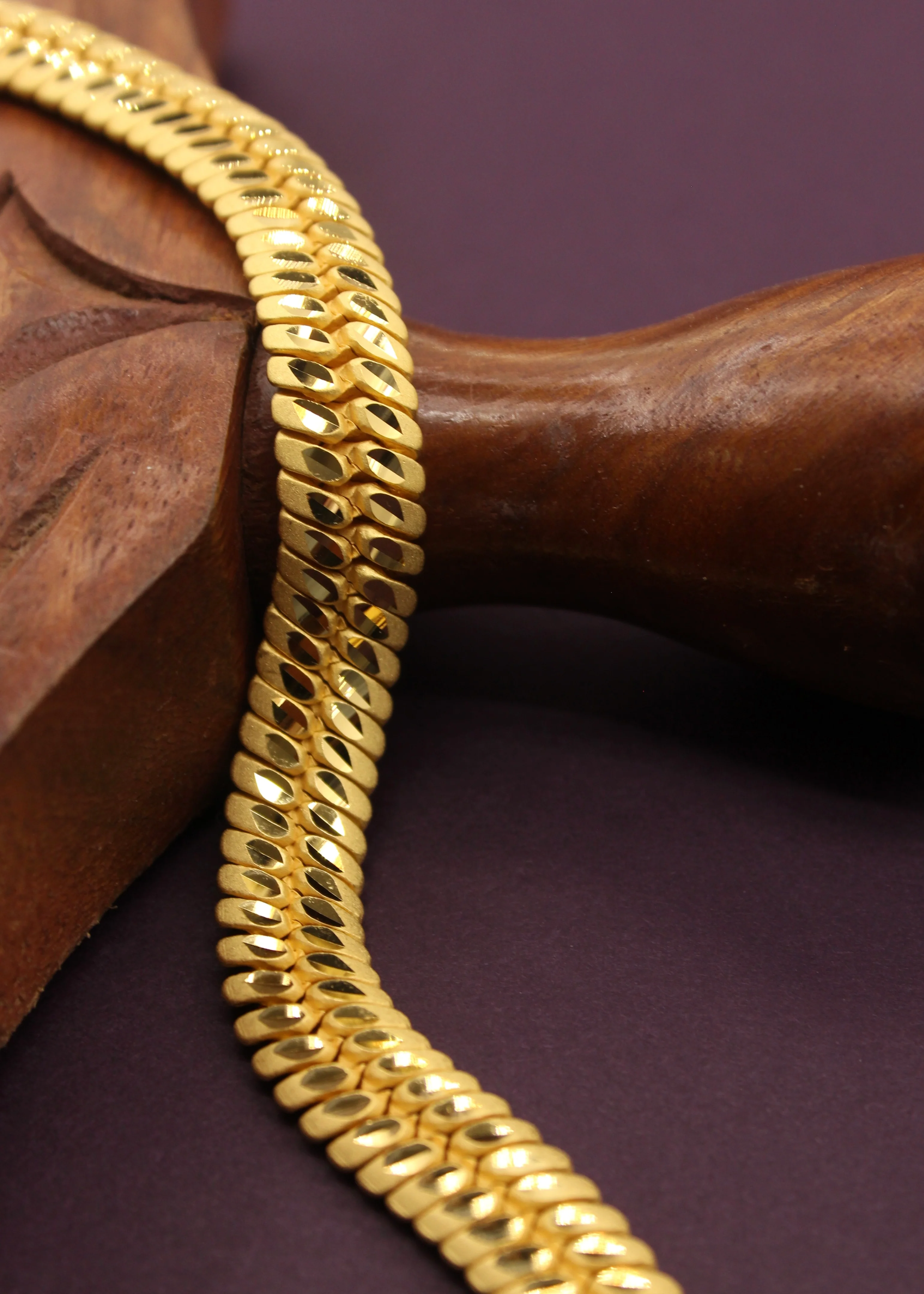 ENTHRALLING GOLD BRACELET - Image 3
