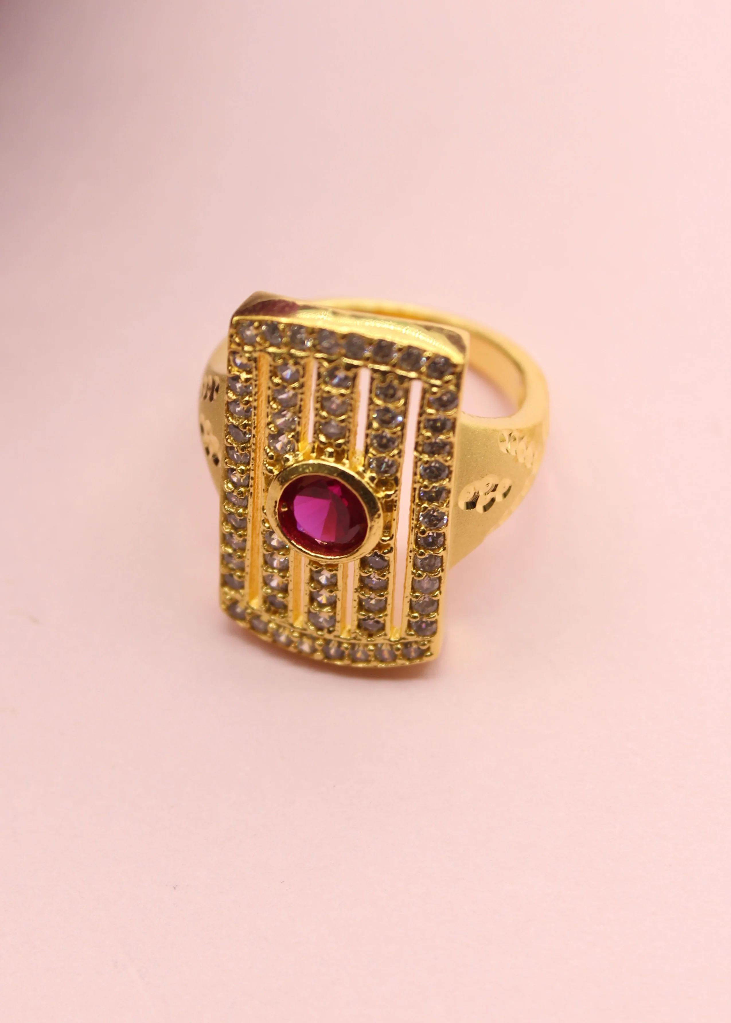 AMAZING GOLD PLATED FINGER RING