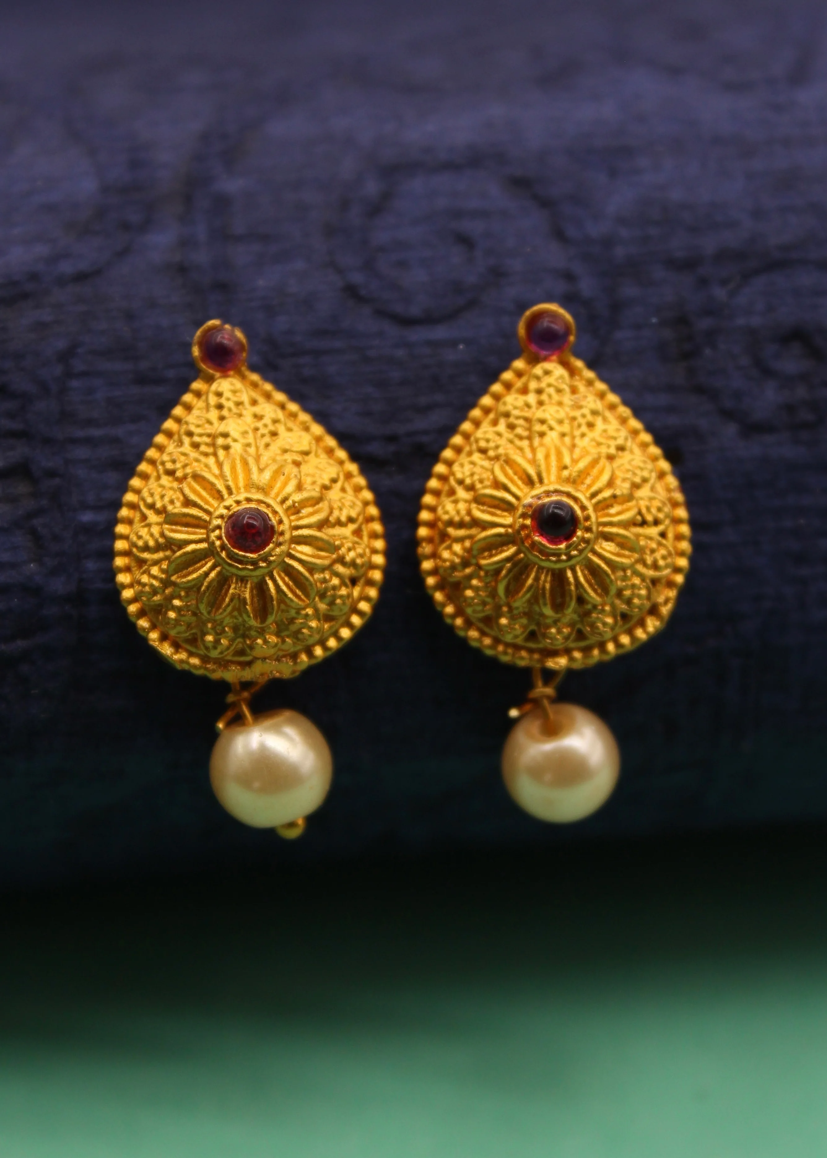 LEAFLET DESIGNER EARRINGS - Image 3