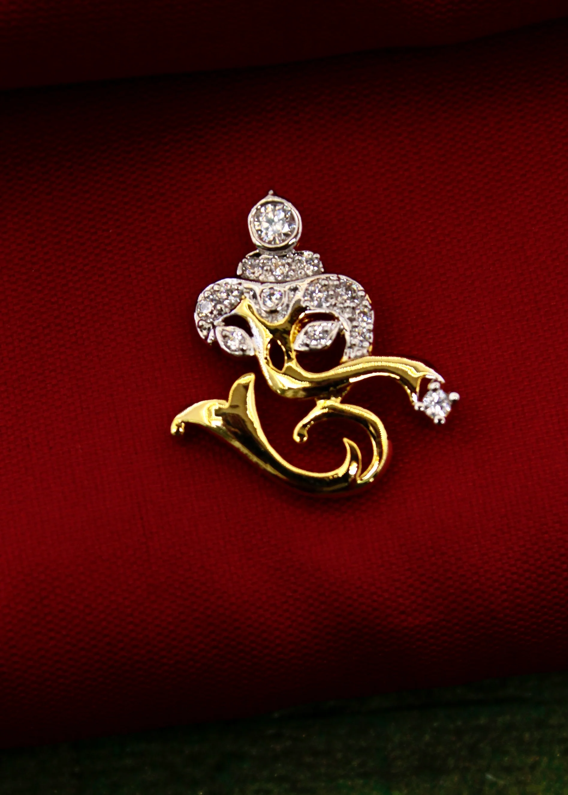 GRACEFUL DIA PENDANT - Image 4