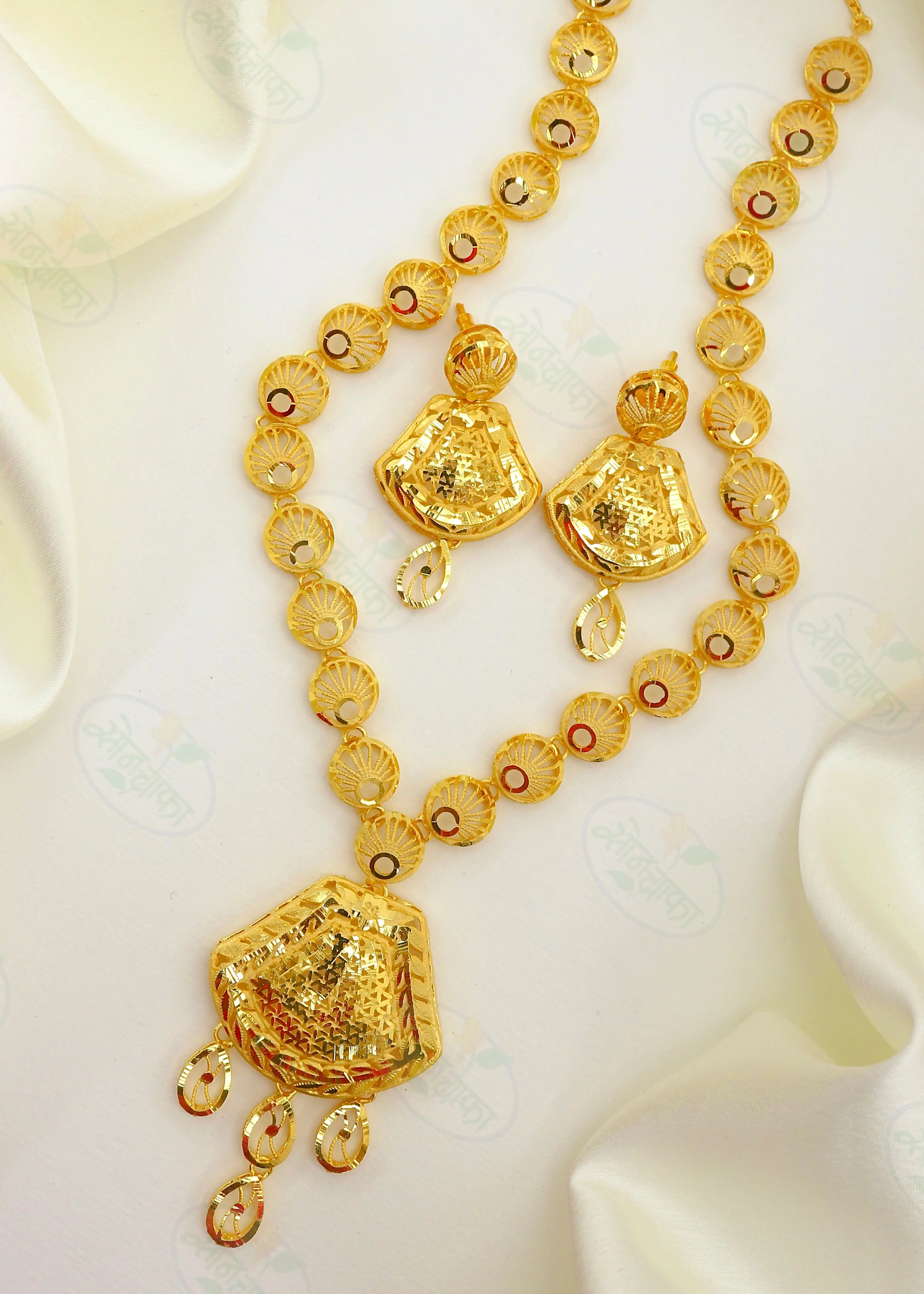 FANCY GOLDEN NECKLACE - Image 2
