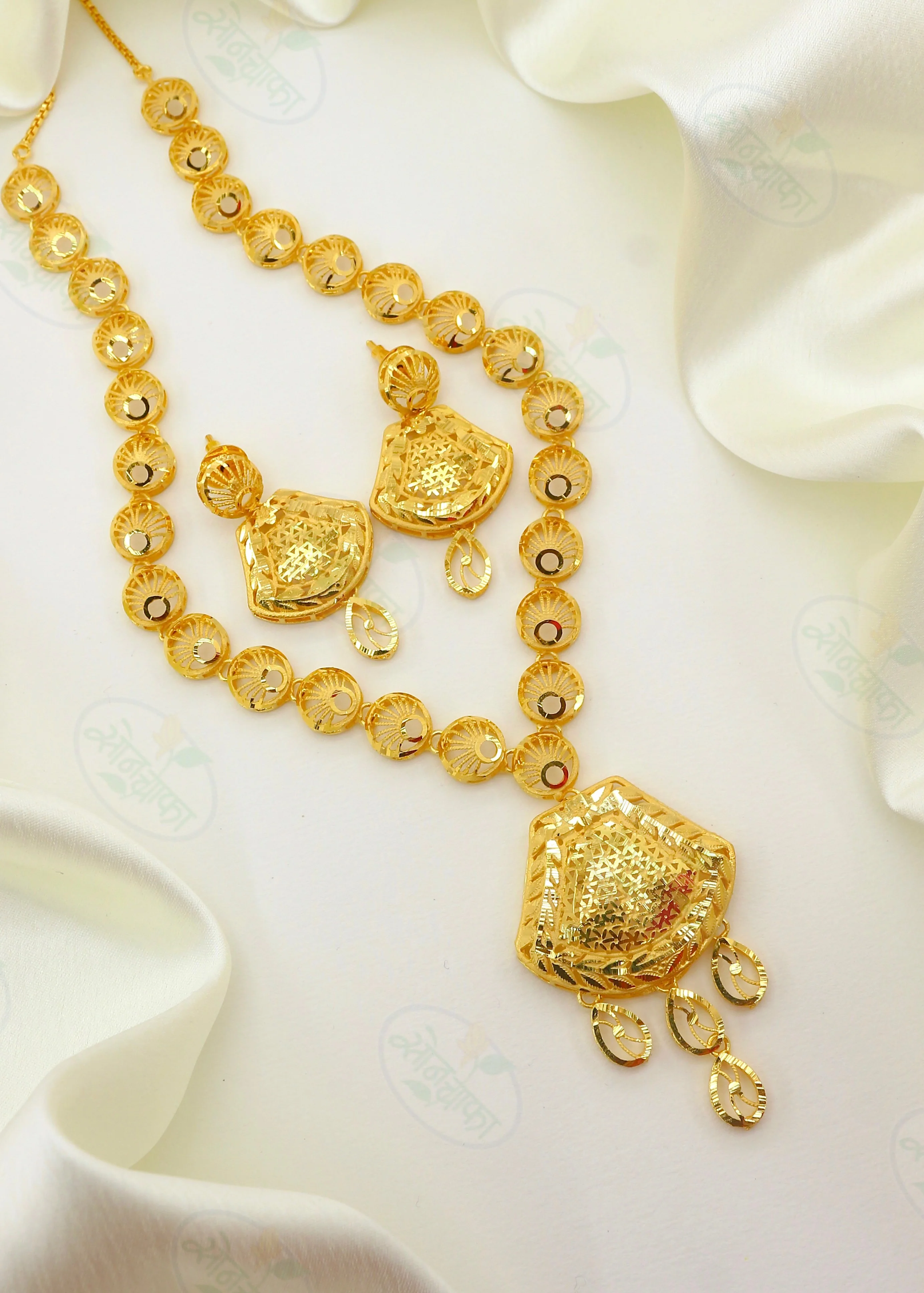 FANCY GOLDEN NECKLACE - Image 3