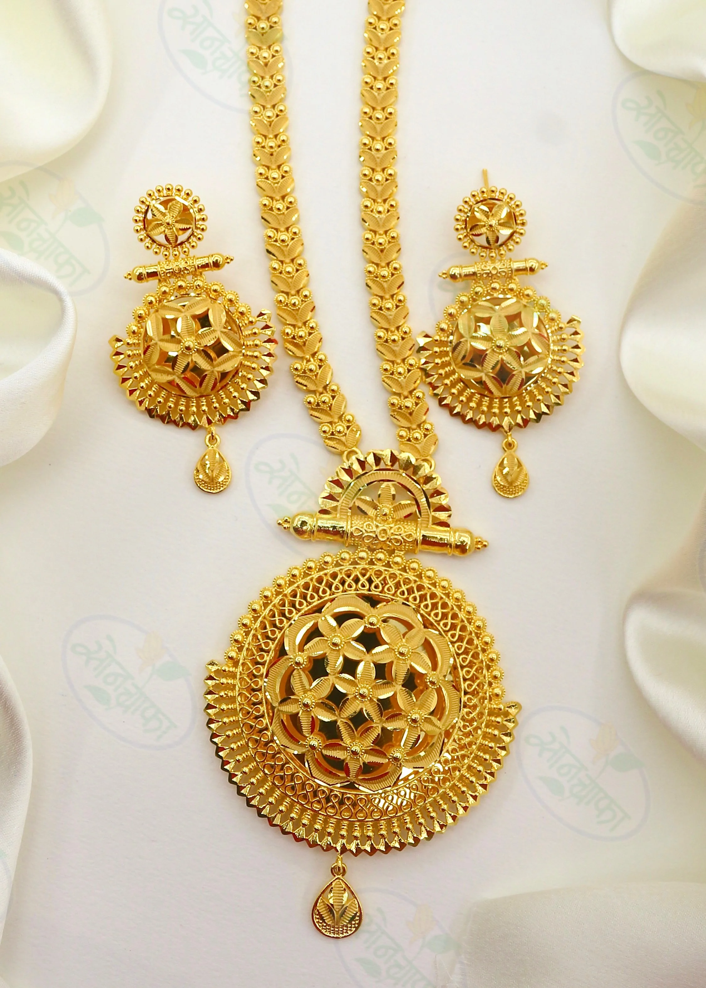 DAZZLING FLORAL GOLDEN NECKLACE - Image 3
