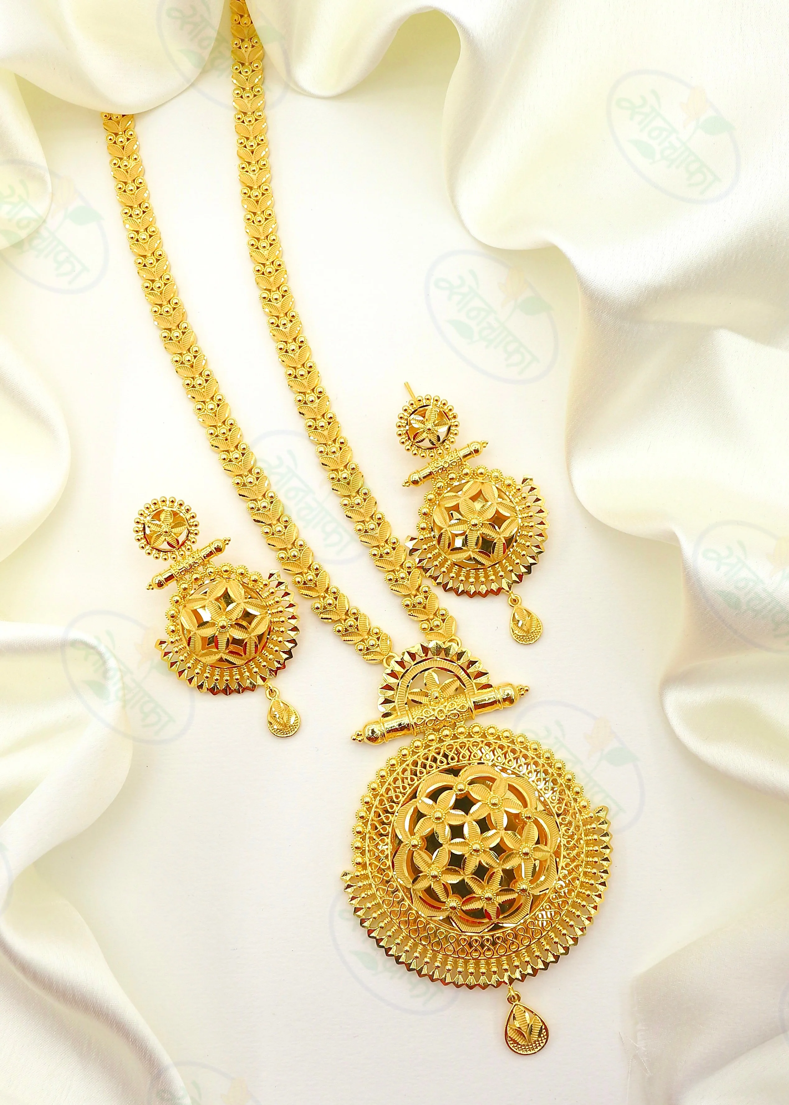 DAZZLING FLORAL GOLDEN NECKLACE - Image 4