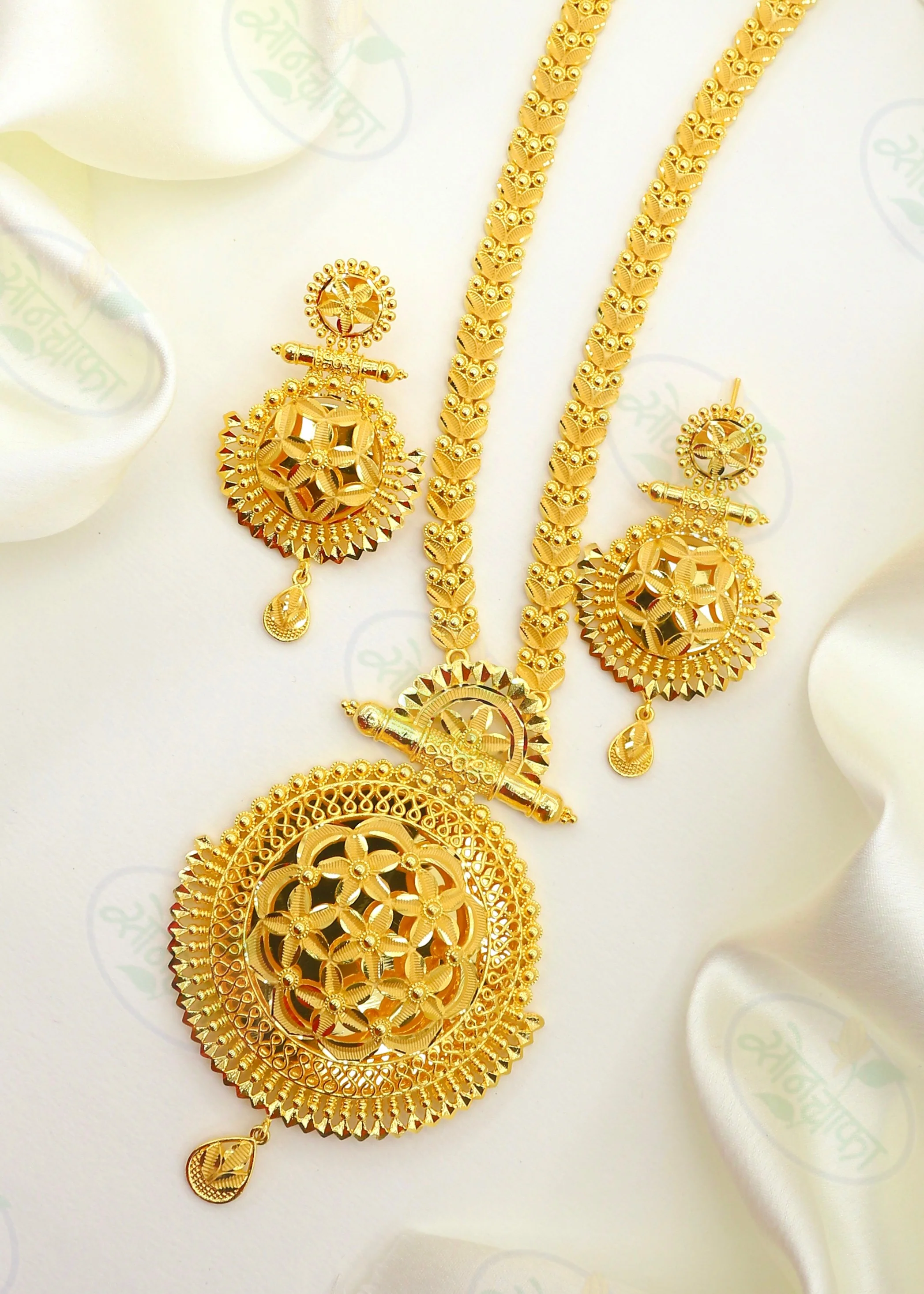DAZZLING FLORAL GOLDEN NECKLACE - Image 5