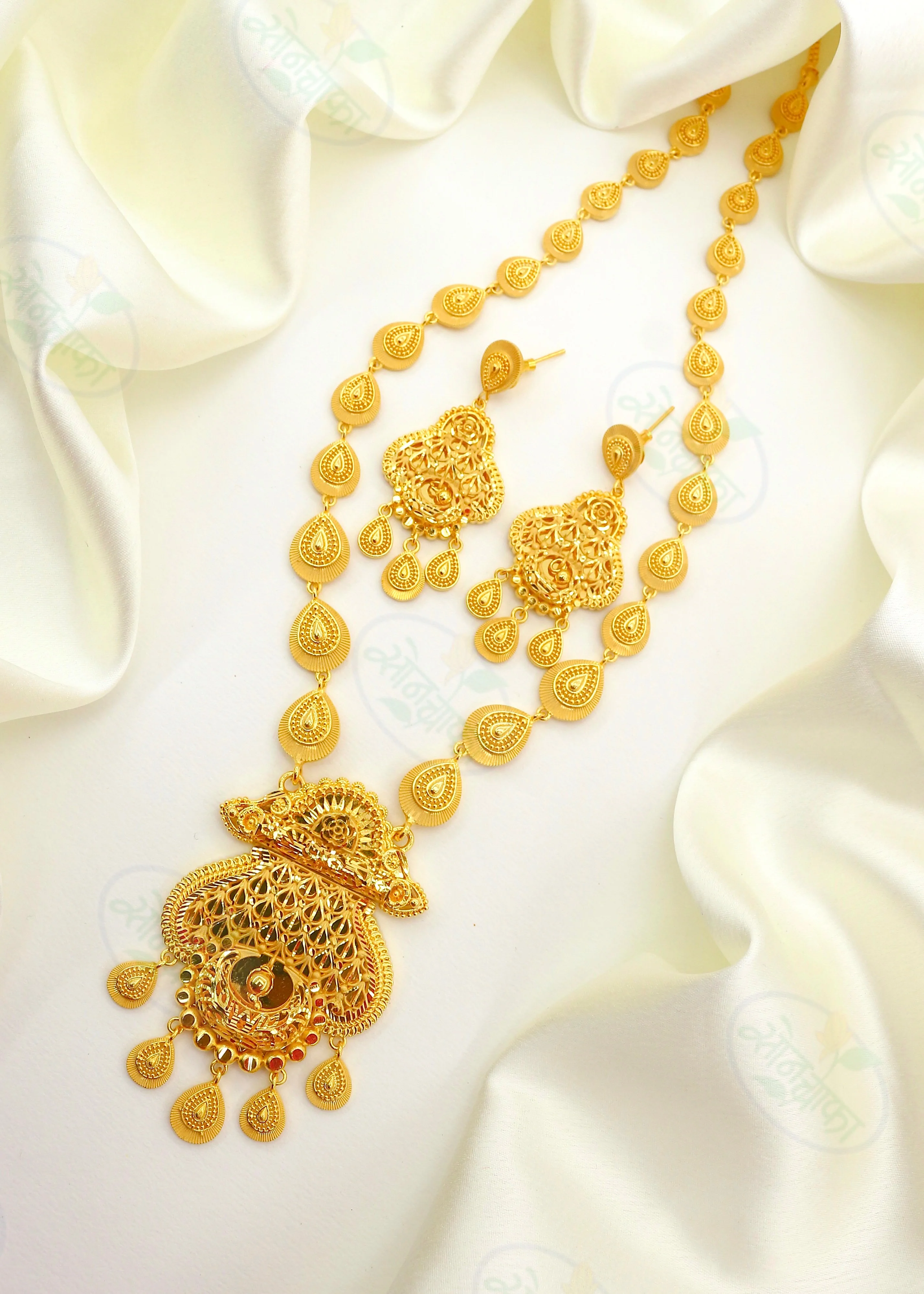 DROPLET STYLE GOLDEN NECKLACE - Image 3