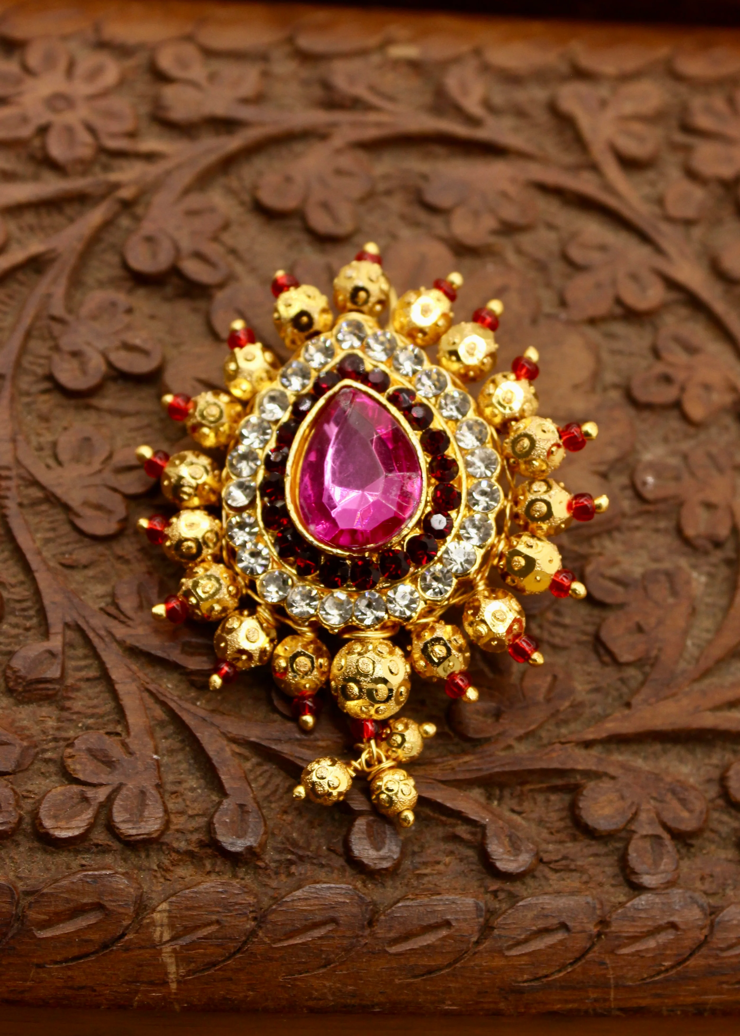 BEAUTEOUS SAREE BROOCH