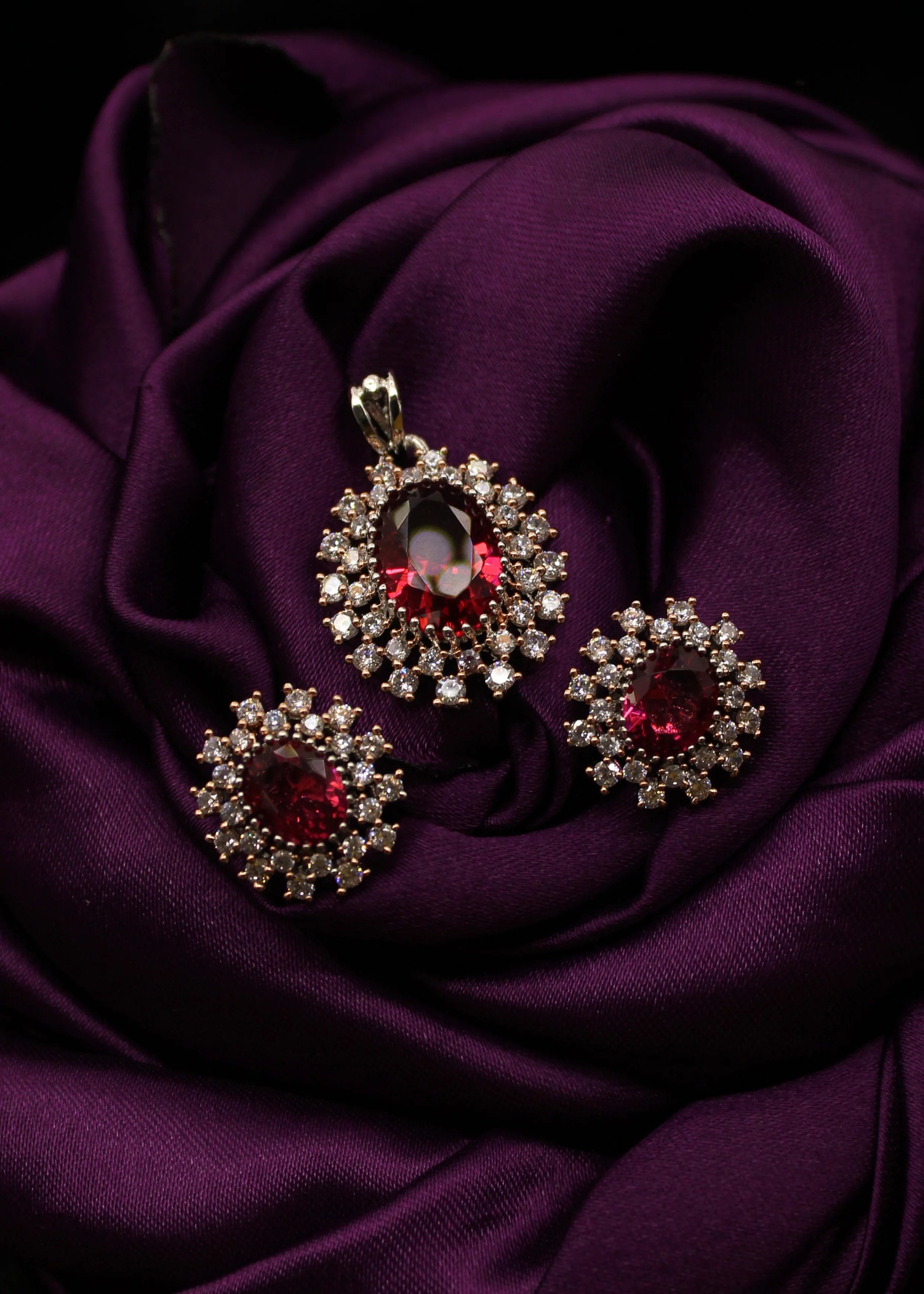 SLEEK OVAL DIA PENDANT SET - Image 2