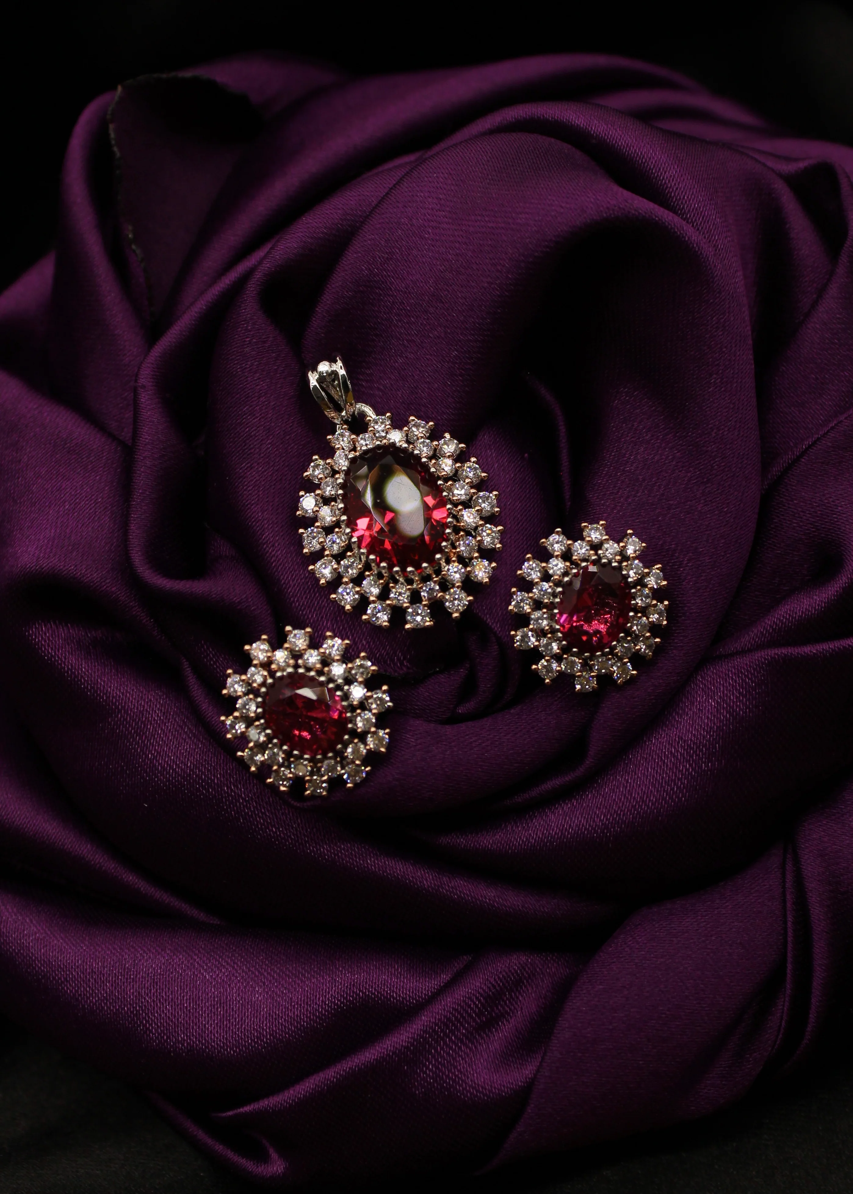 SLEEK OVAL DIA PENDANT SET - Image 4