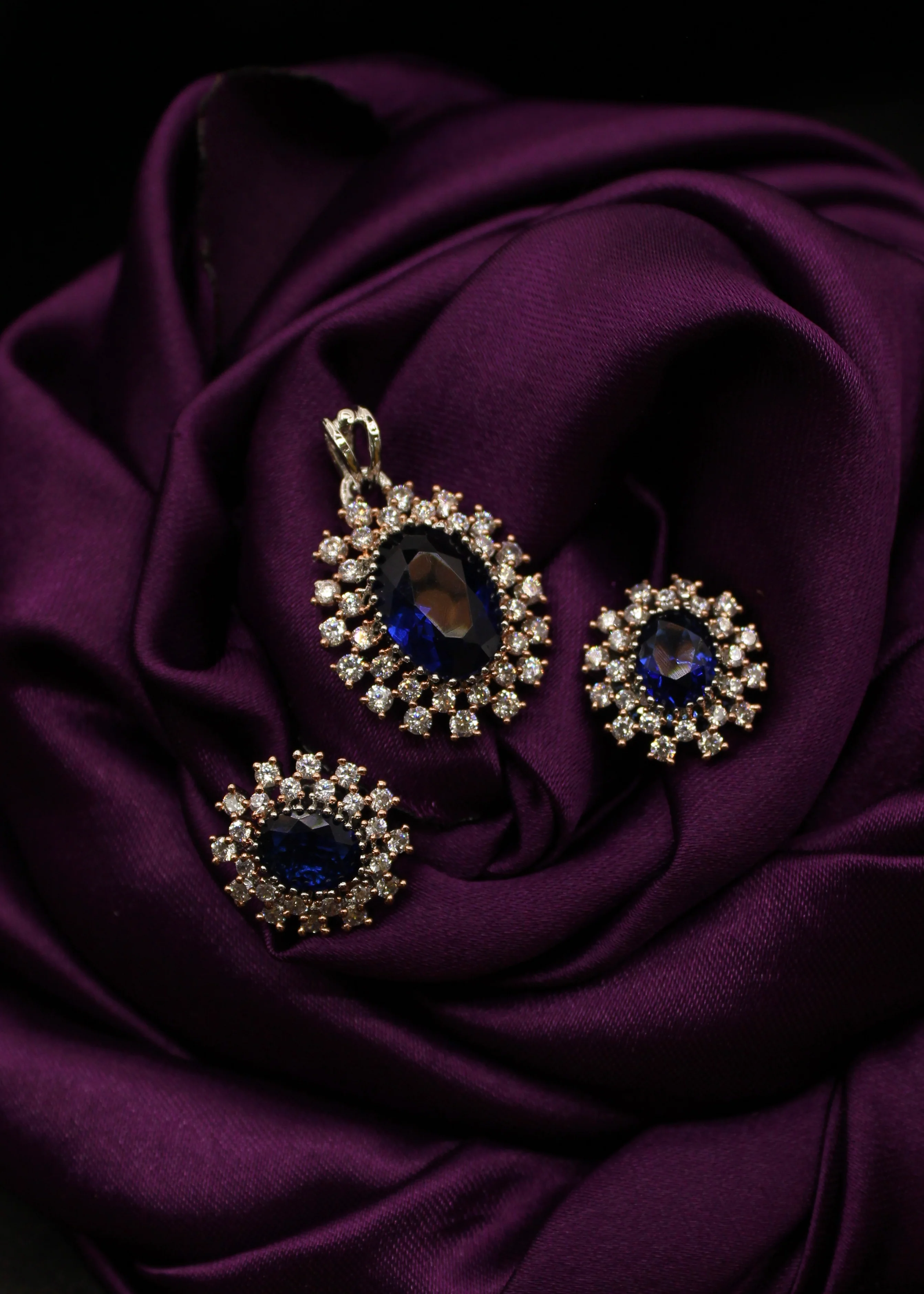 SLEEK OVAL DIA PENDANT SET - Image 5