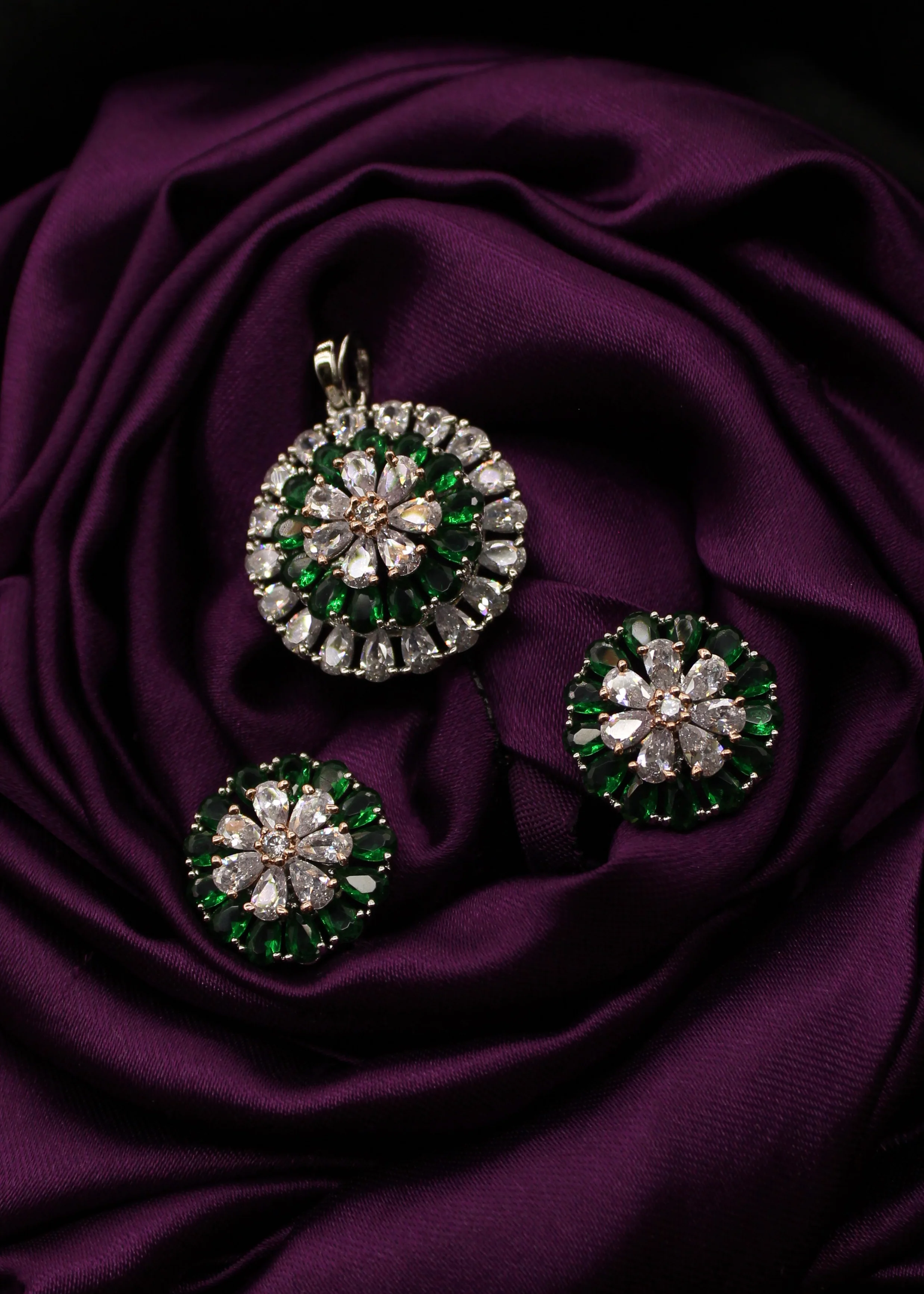 EXCELLENT FLORAL PENDANT SET - Image 3