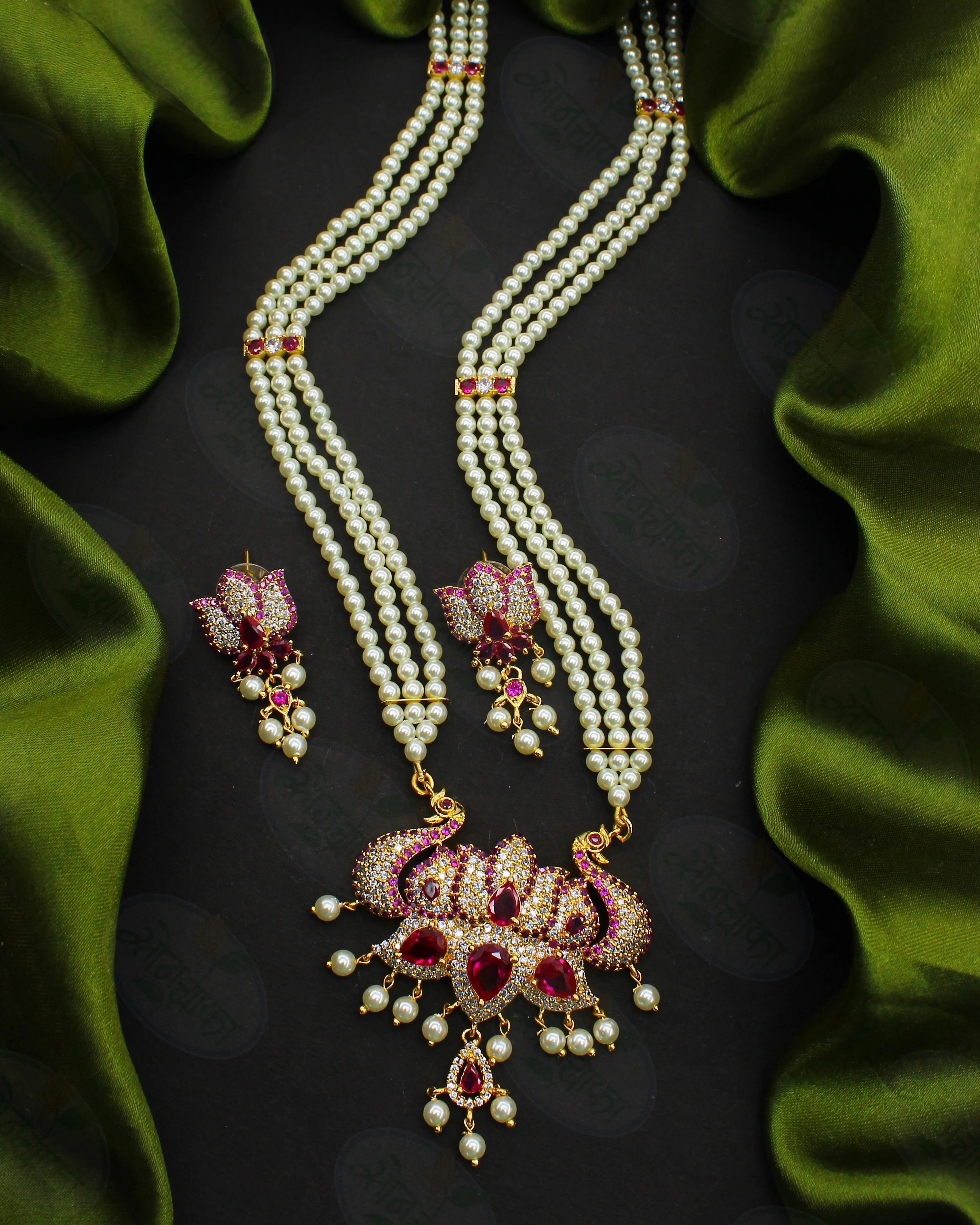 LUXURIOUS PEARL NECKLACE - Image 3