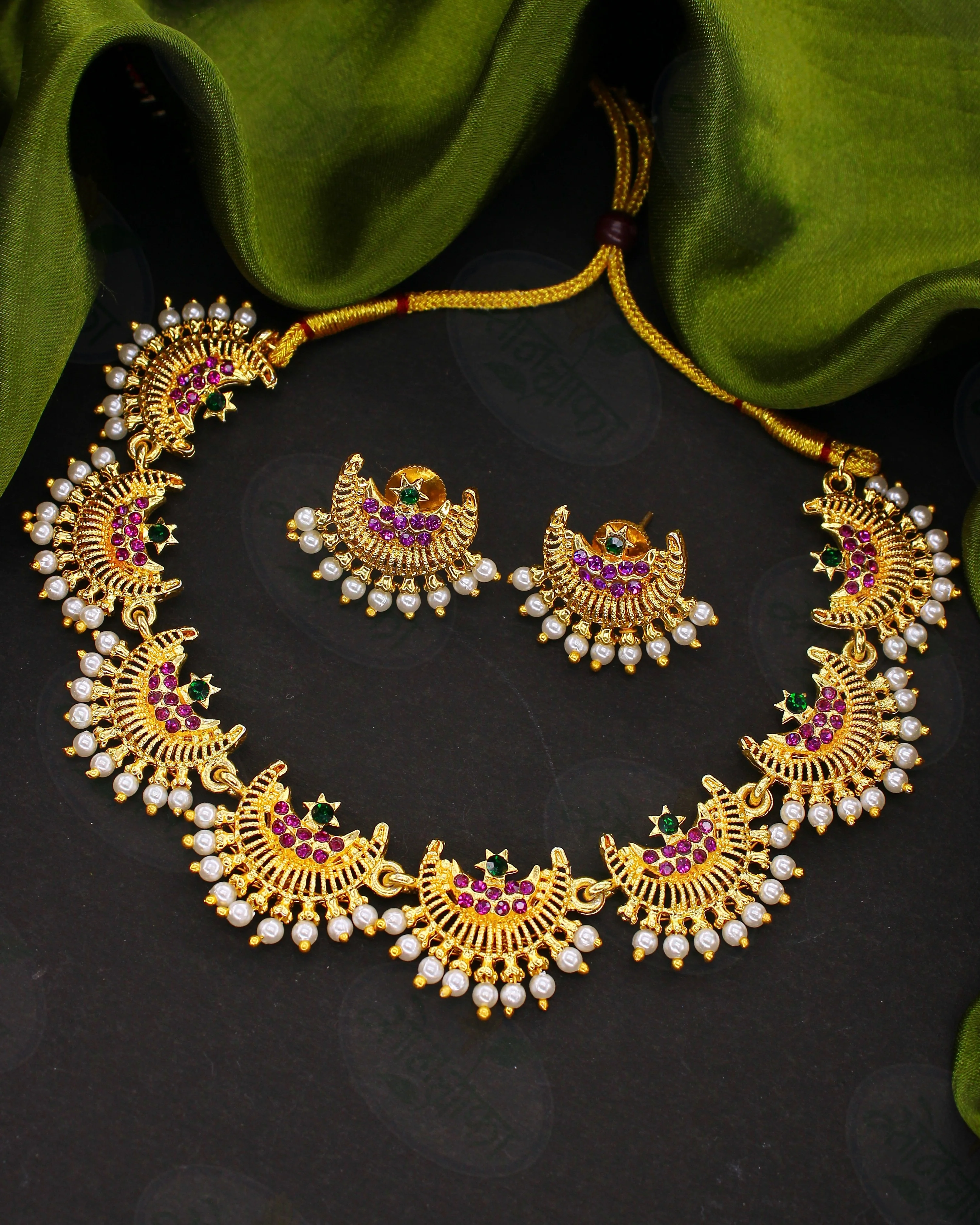 ELEGANT CRESCENT PEARL NECKLACE - Image 3