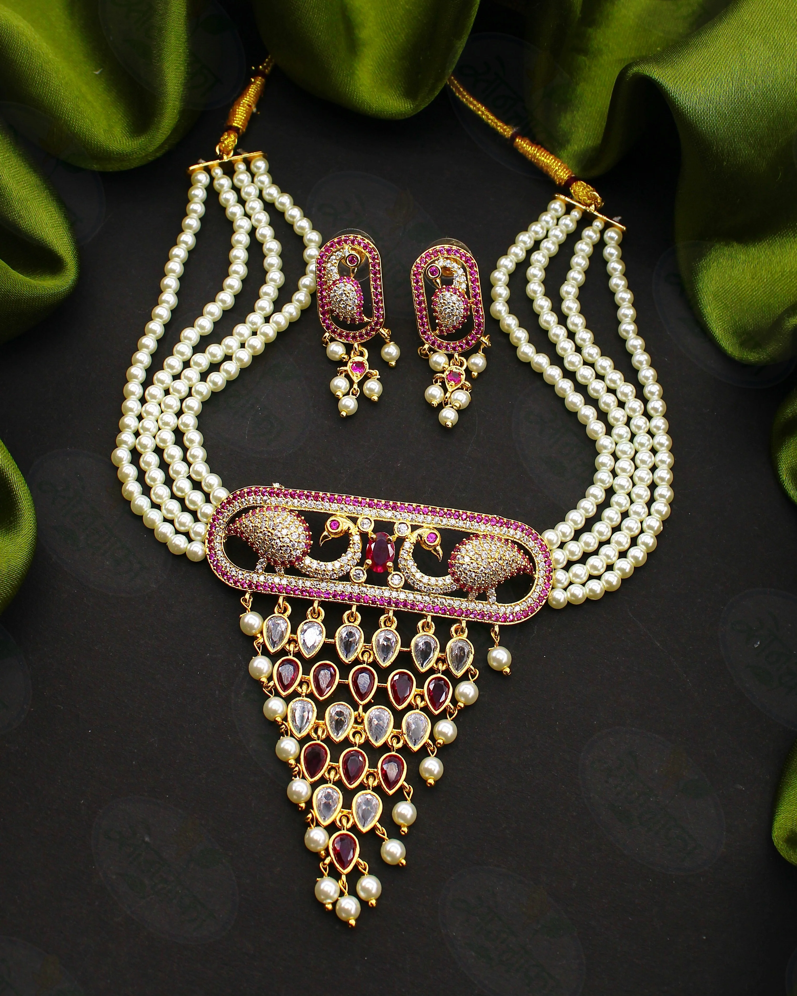 GLAMOROUS  STYLE  PEARL & DIAMOND NECKLACE - Image 3