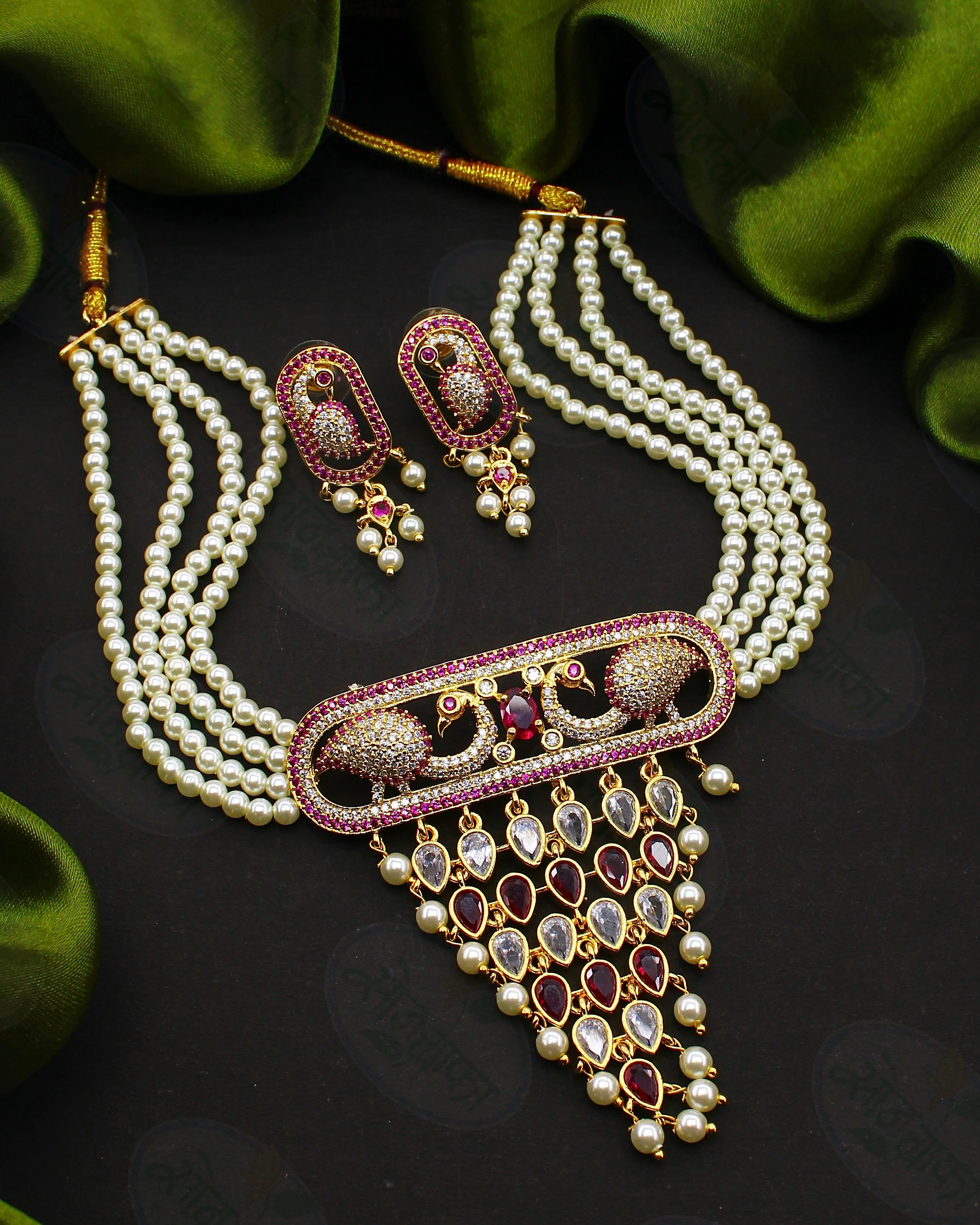GLAMOROUS  STYLE  PEARL & DIAMOND NECKLACE - Image 4