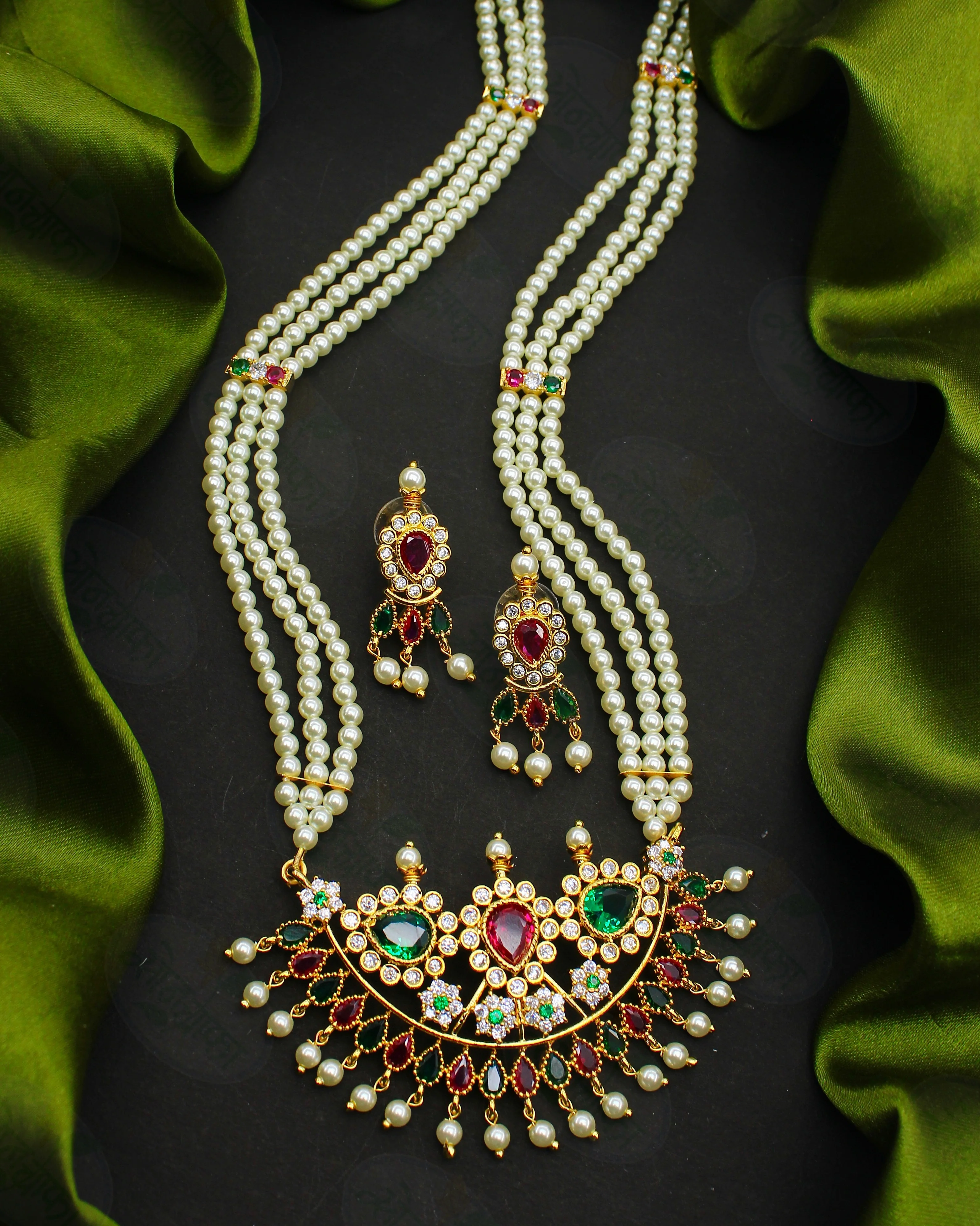 GLEAMING FLORAL PEARL NECKLACE - Image 3
