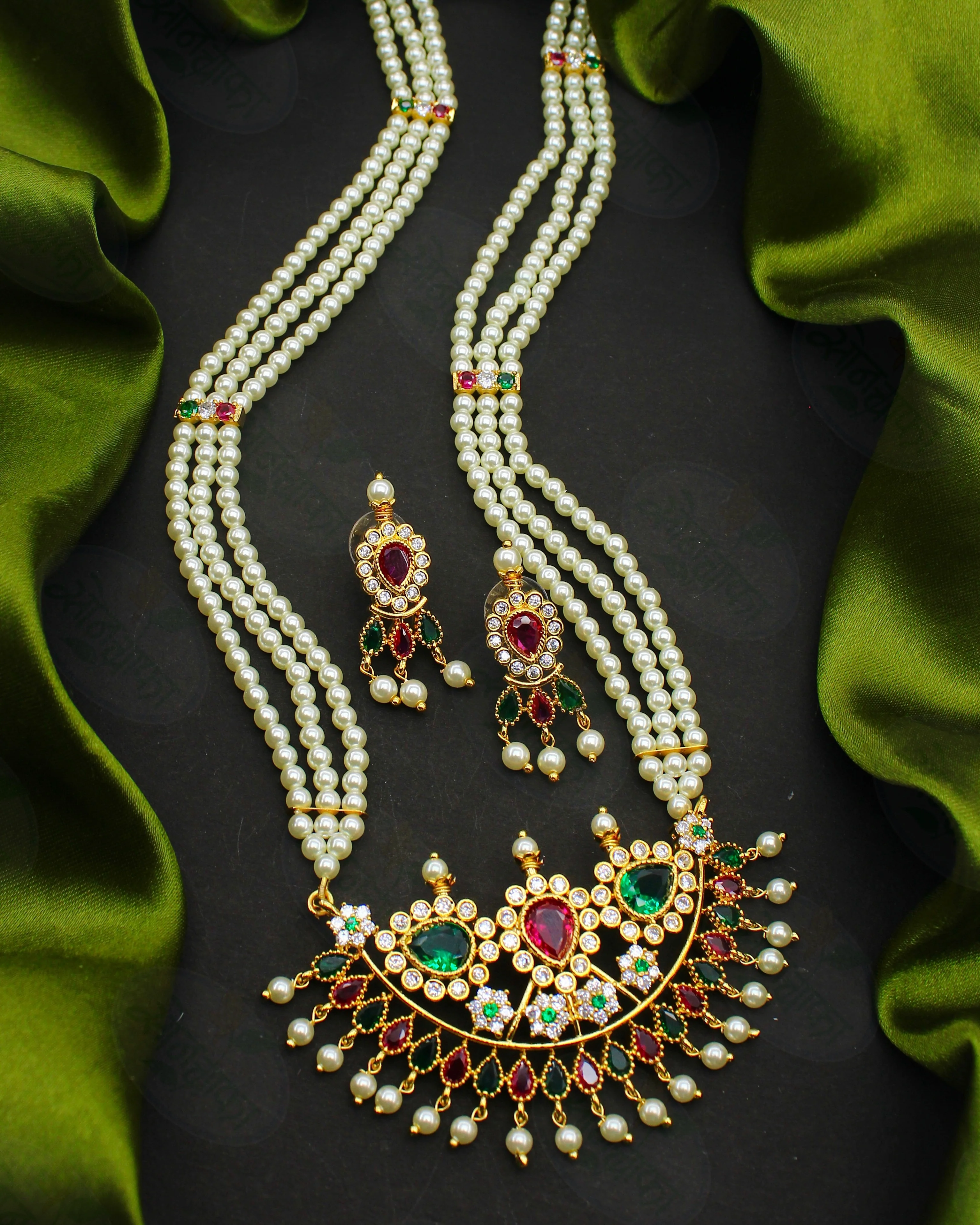 GLEAMING FLORAL PEARL NECKLACE - Image 4
