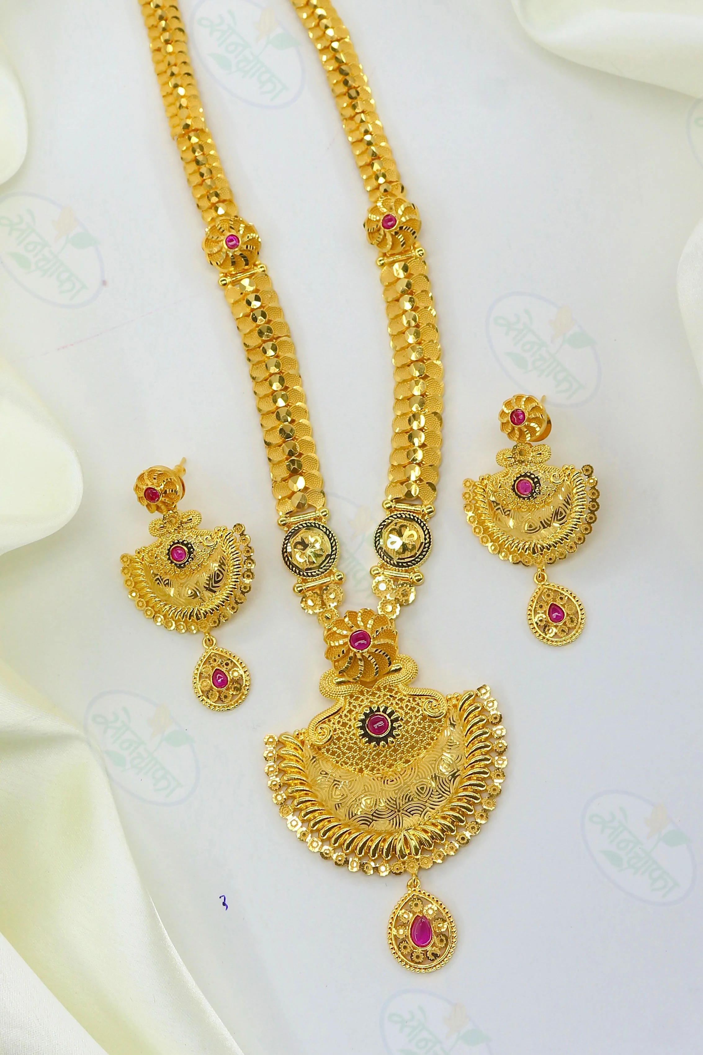 IMPRESSIVE GOLD PLATED NECKLACE - Image 2