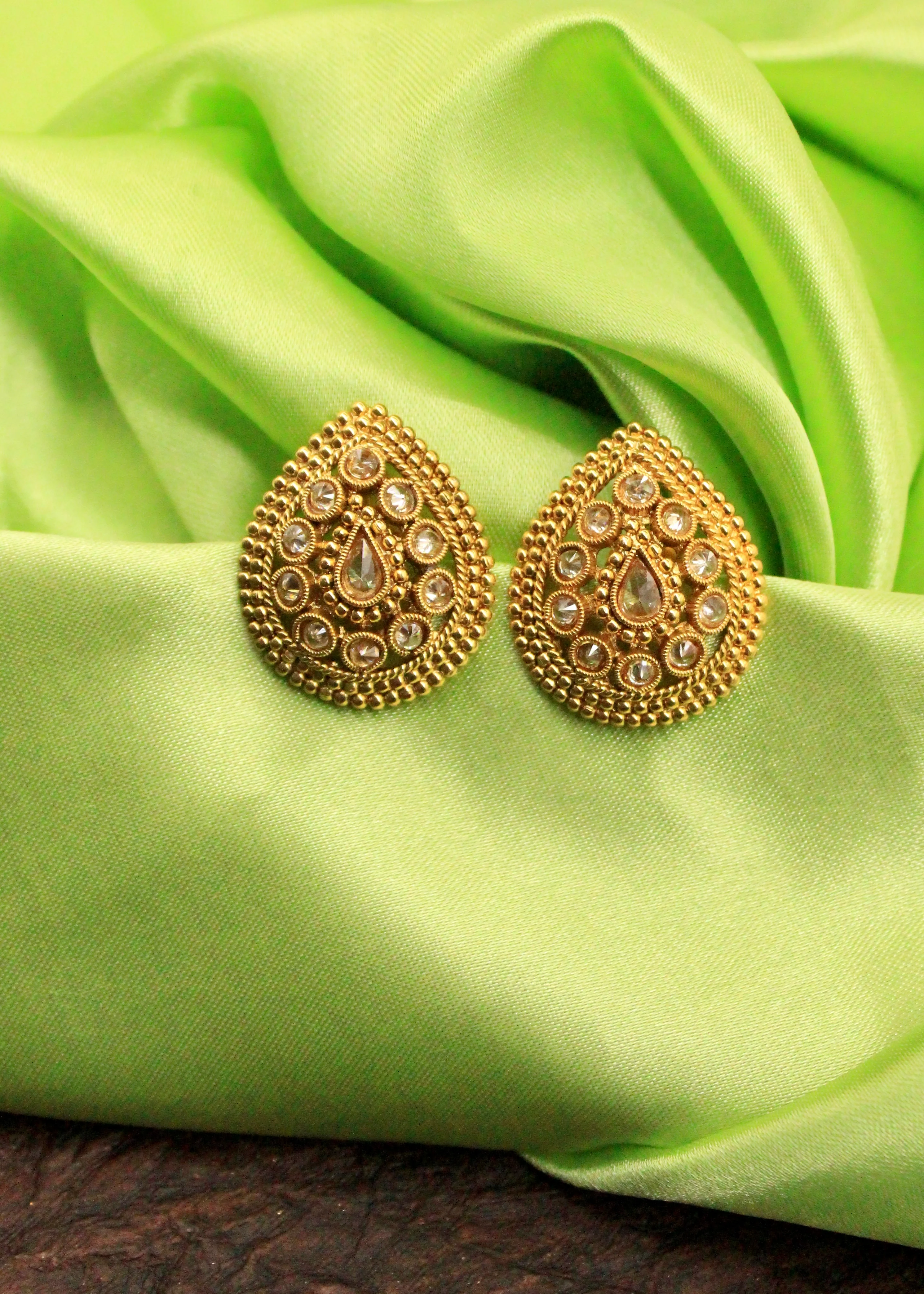 BEWITCHING TRADITIONAL EARRINGS - Image 4