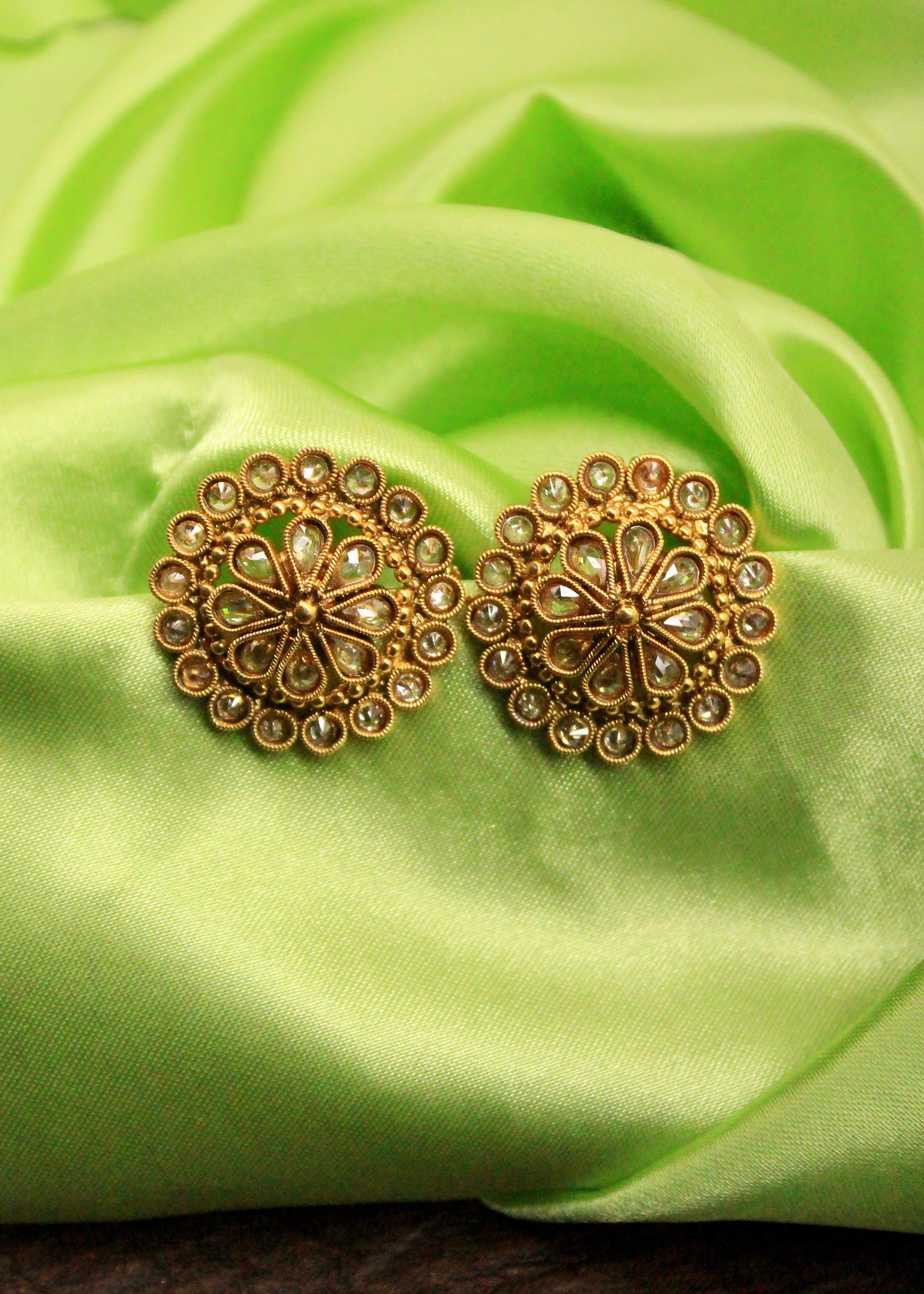 RADIANT FLORAL TRADITIONAL EARRINGS - Image 4