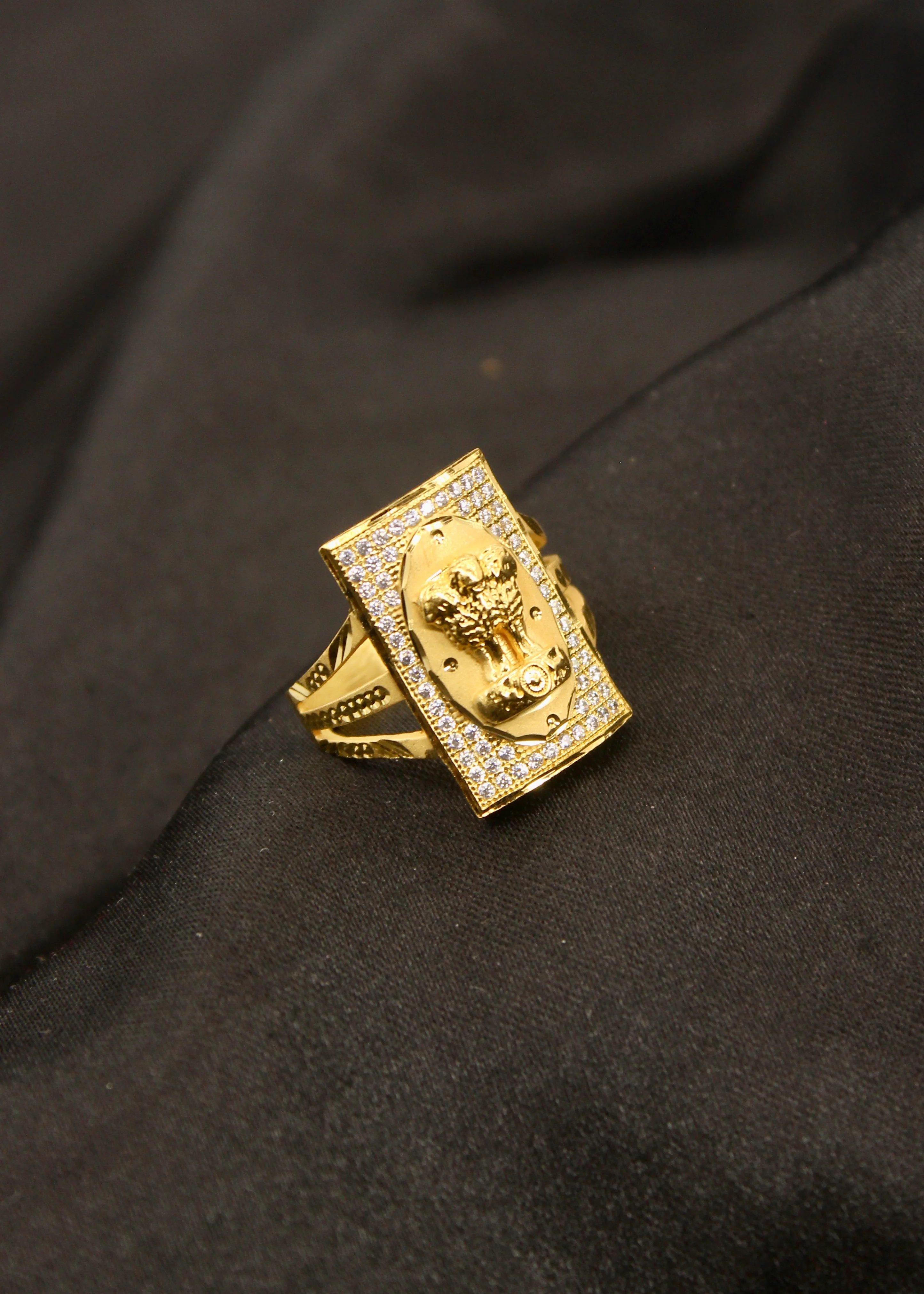 BEWITCHING GOLDEN MEN'S RING
