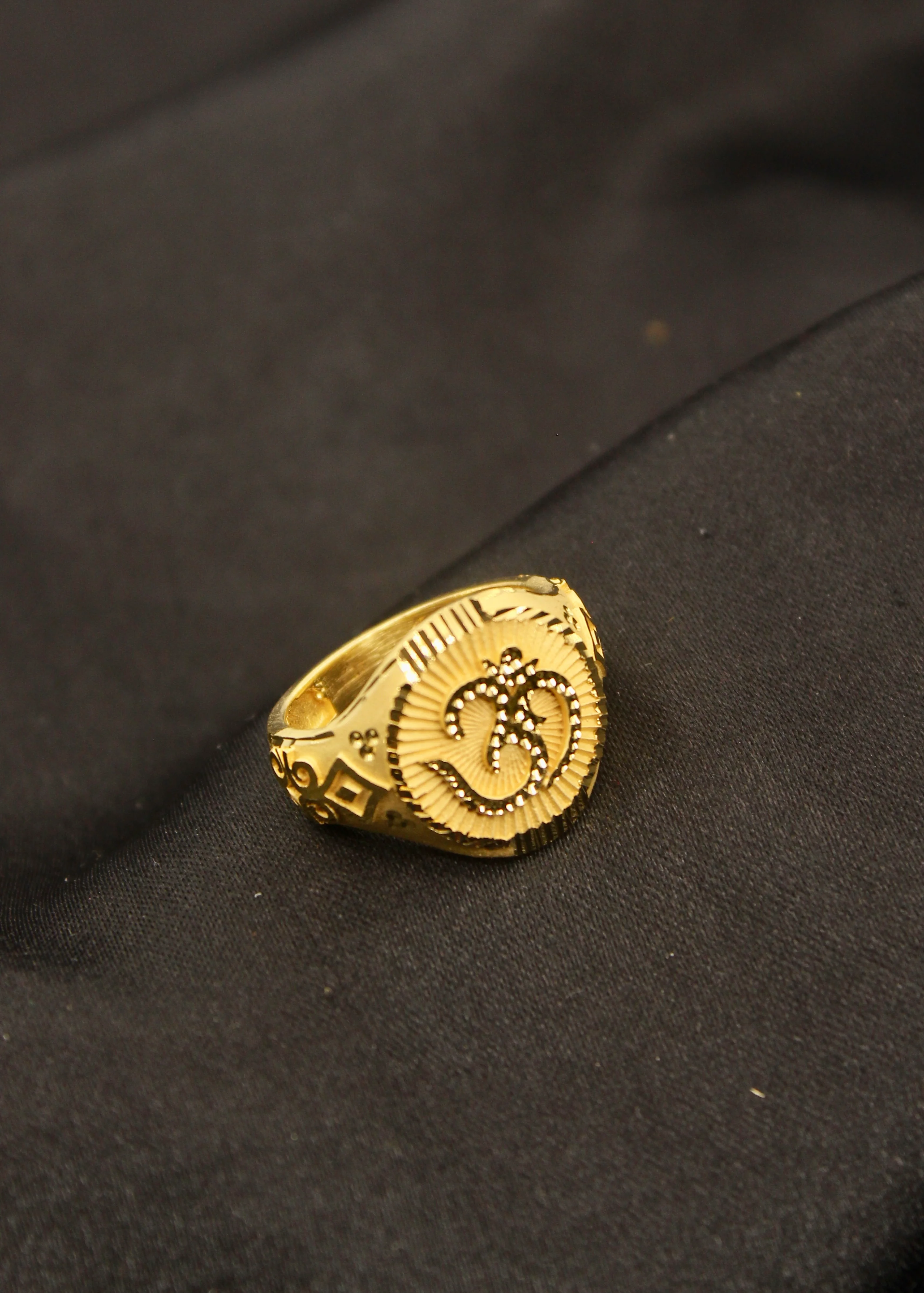 OPULENT GOLD PLATED MEN'S RING - Image 3