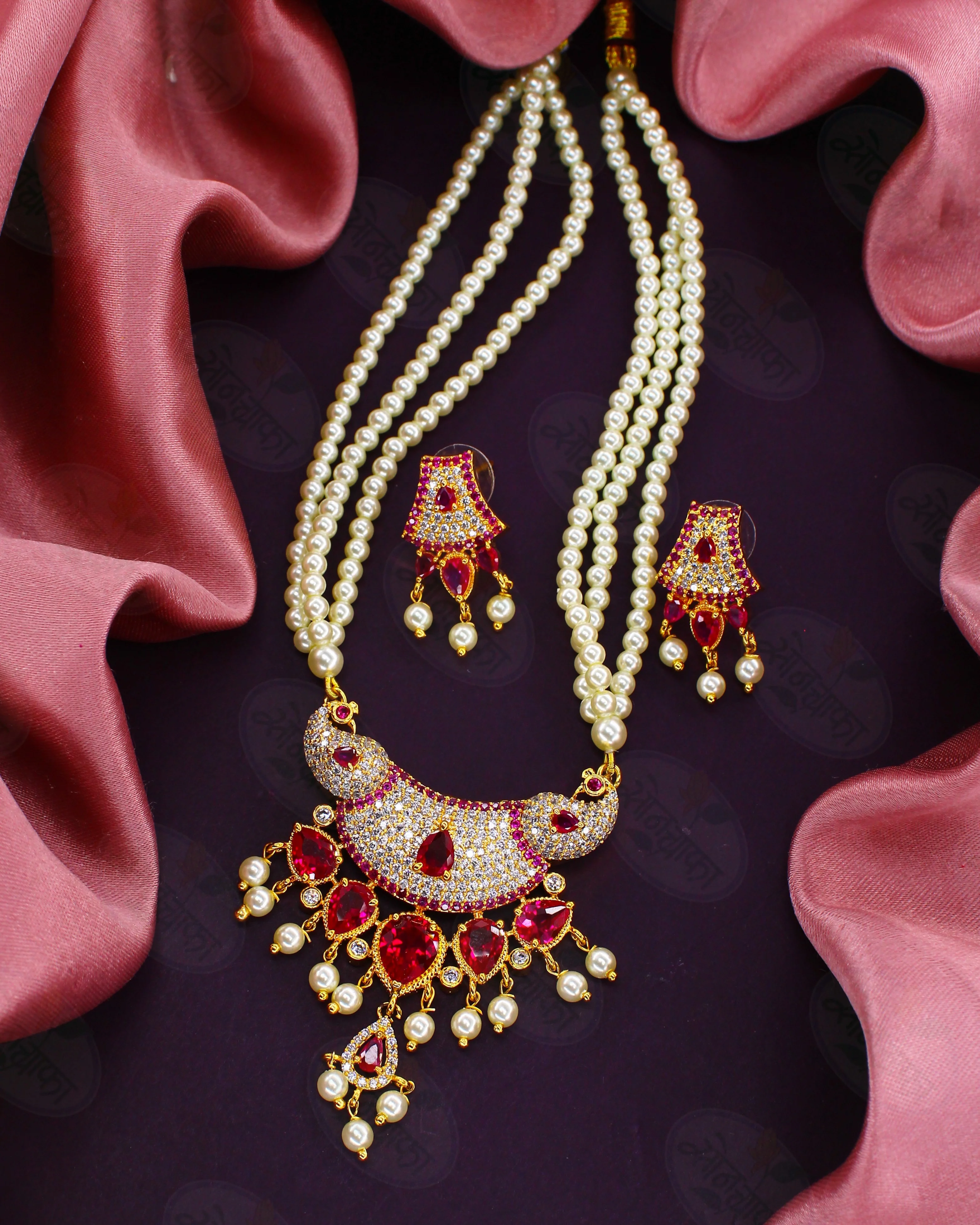 SHIMMERING TRENDY PEARL & DIAMOND NECKLACE - Image 10