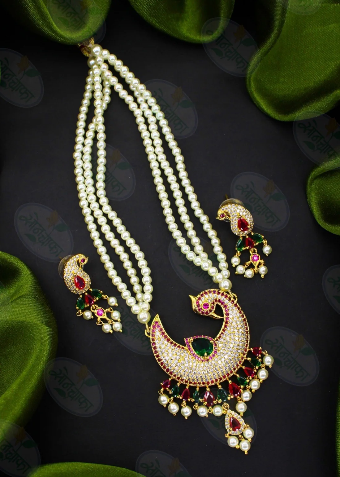 DAZZLING PEACOCK NECKLACE - Image 3