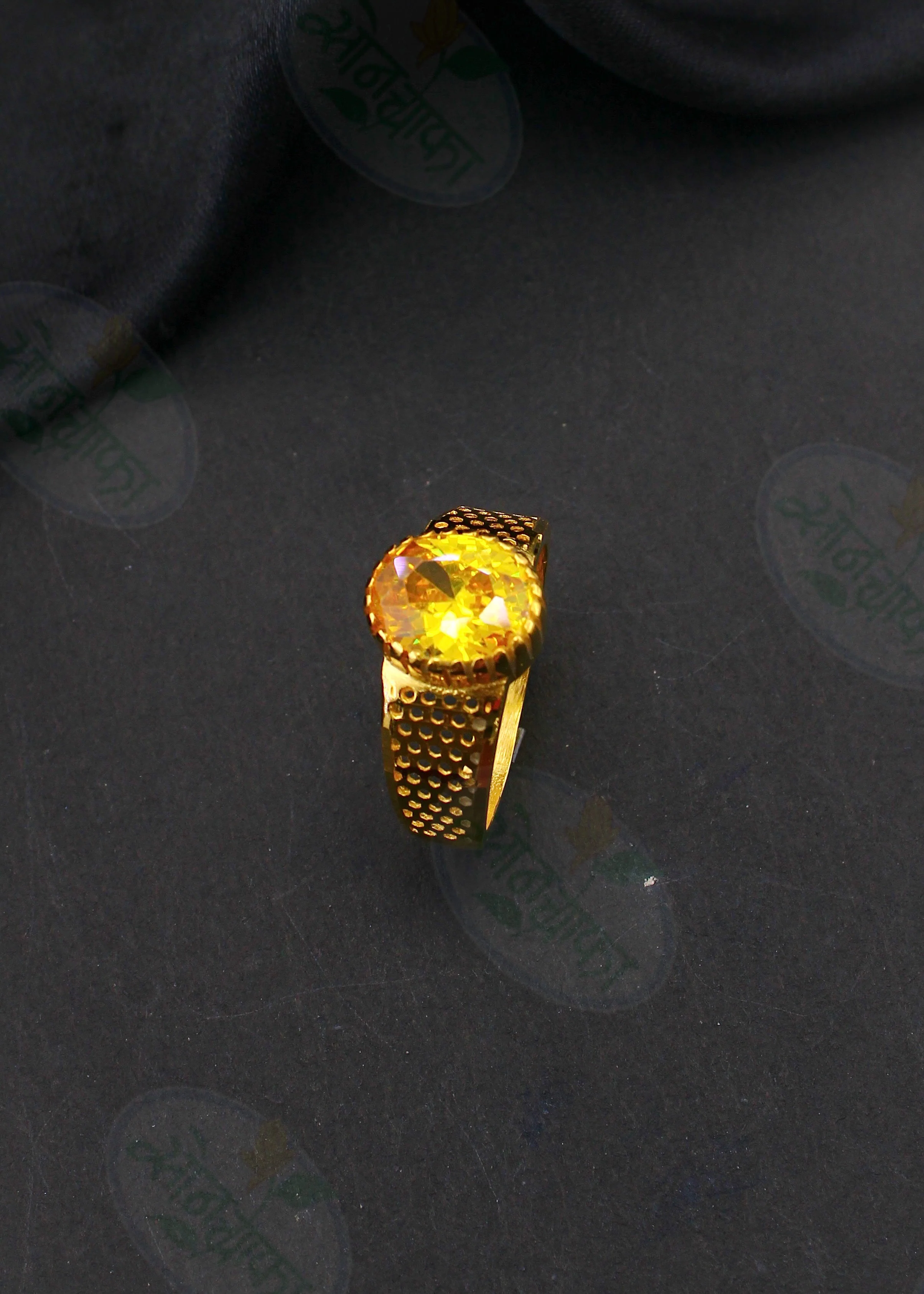 STUNNING TEXTURED GOLDEN RING