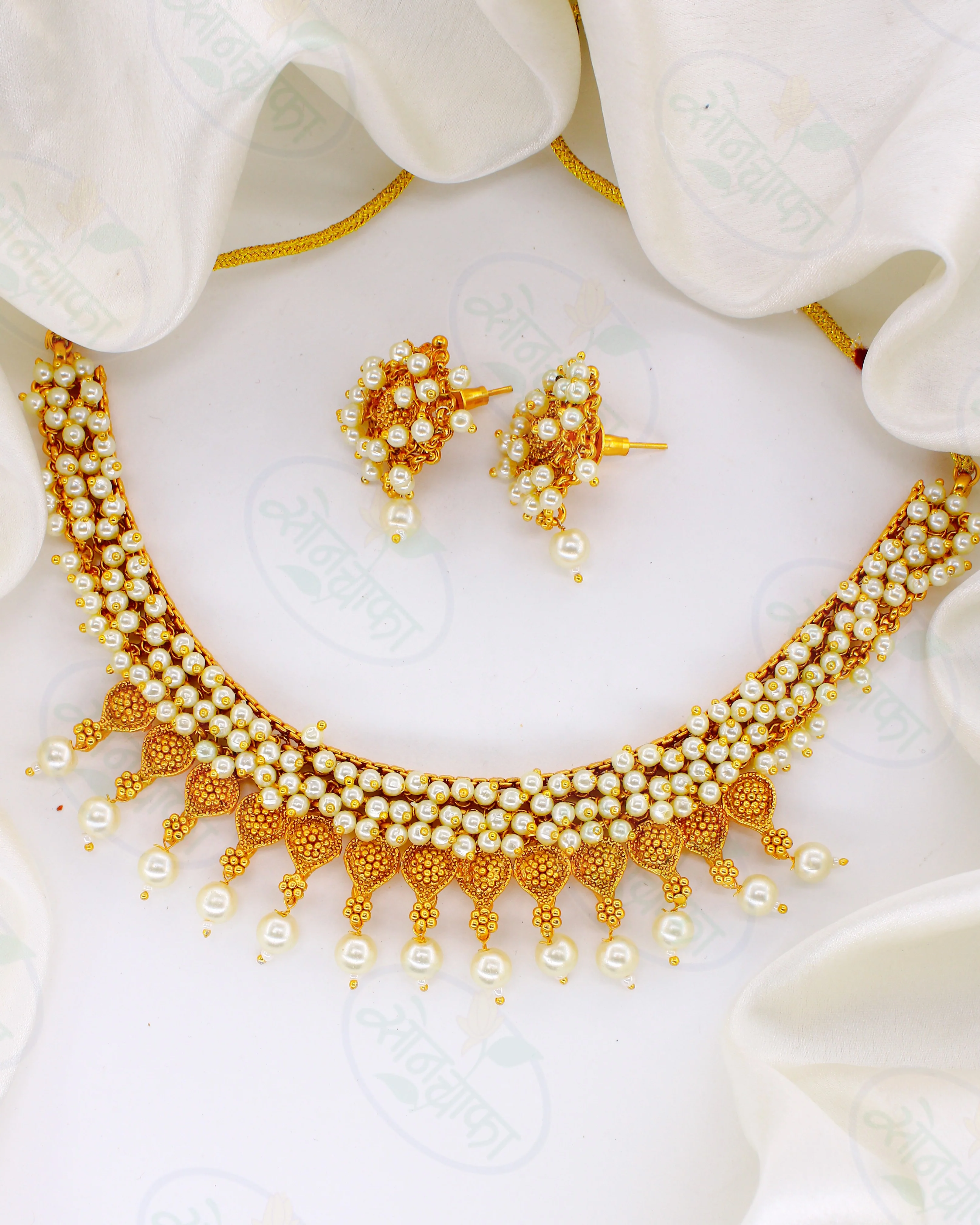IMPRESSIVE PEARL NECKLACE