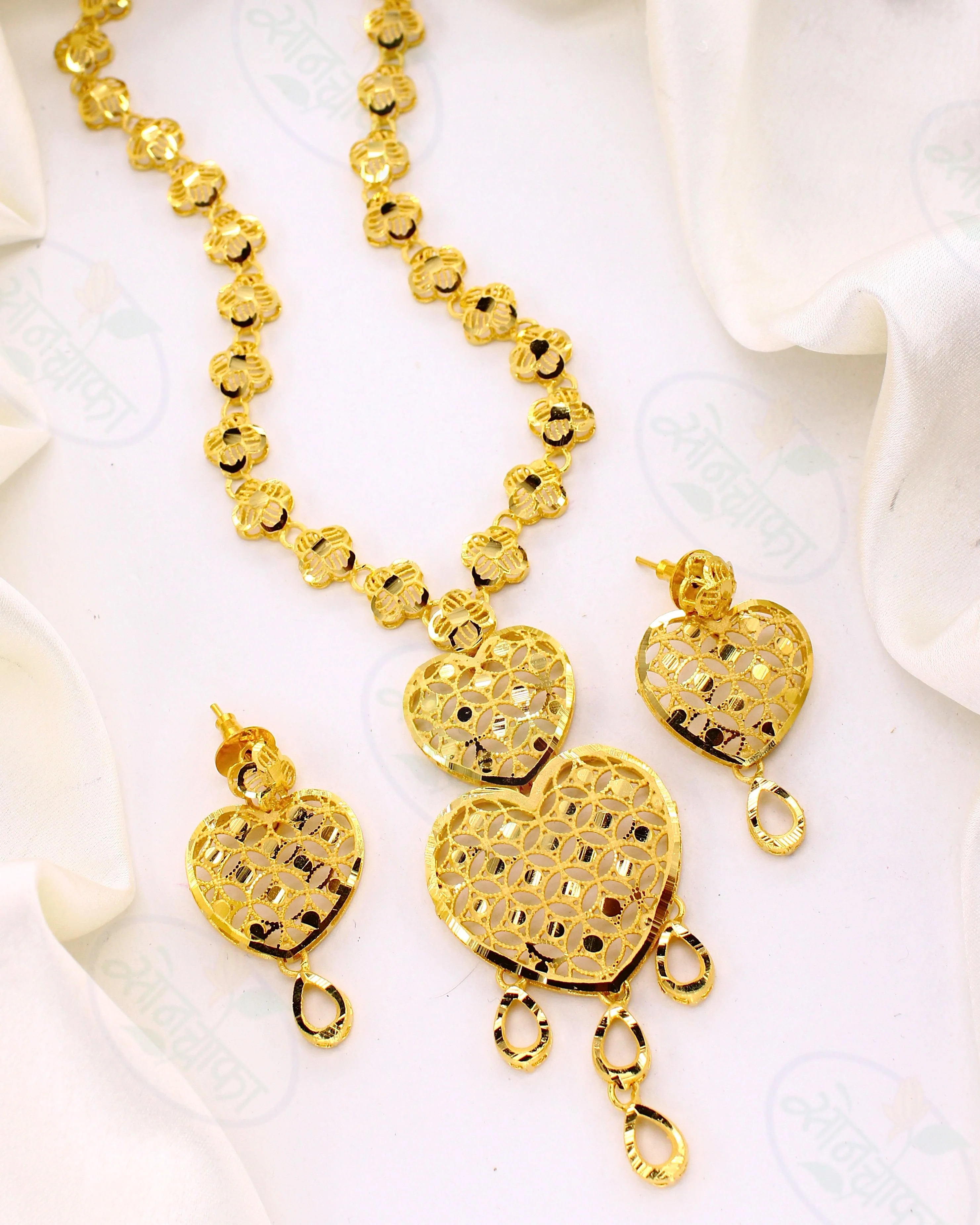 SLEEK TEXTURED GOLD PLATED NECKLACE - Image 2