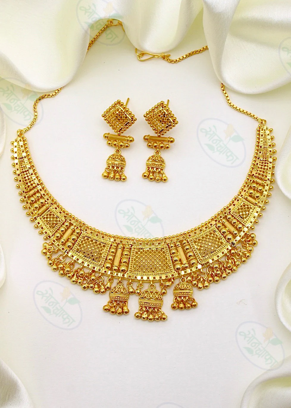 MARVELLOUS DESIGNER GOLDEN NECKLACE - Image 3