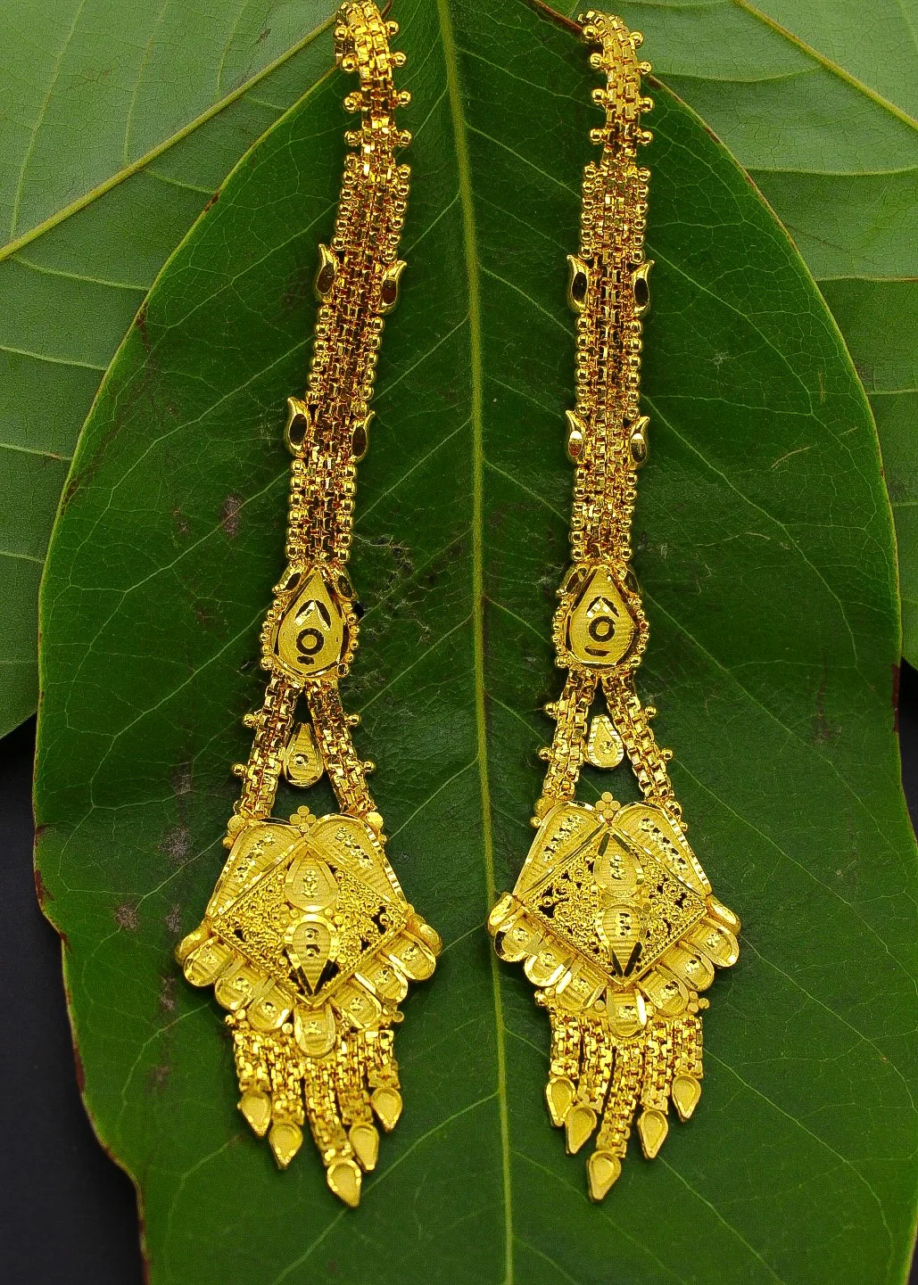 BEAUTEOUS GOLDEN EARRINGS WITH KANCHAIN - Image 4