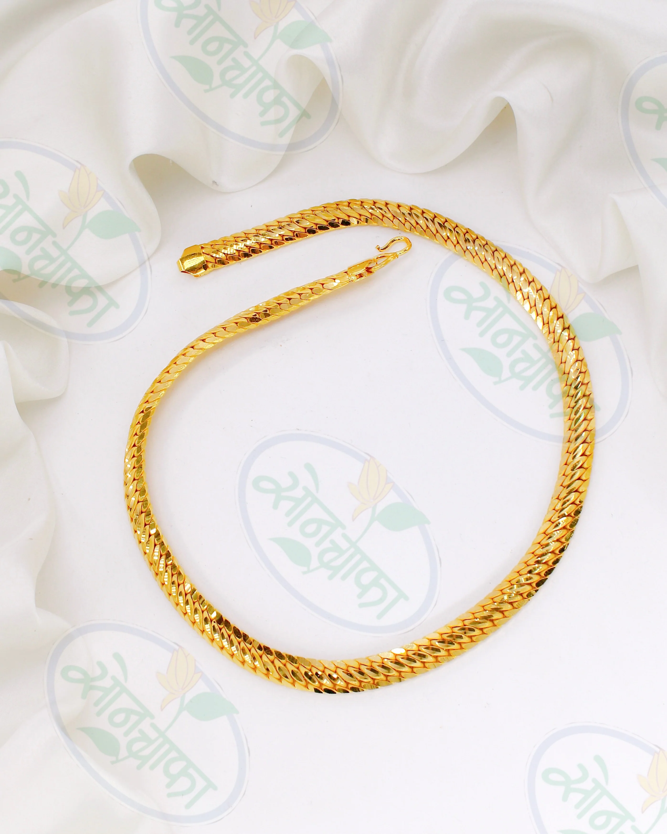 ALLURING GOLD PALTED CHAIN