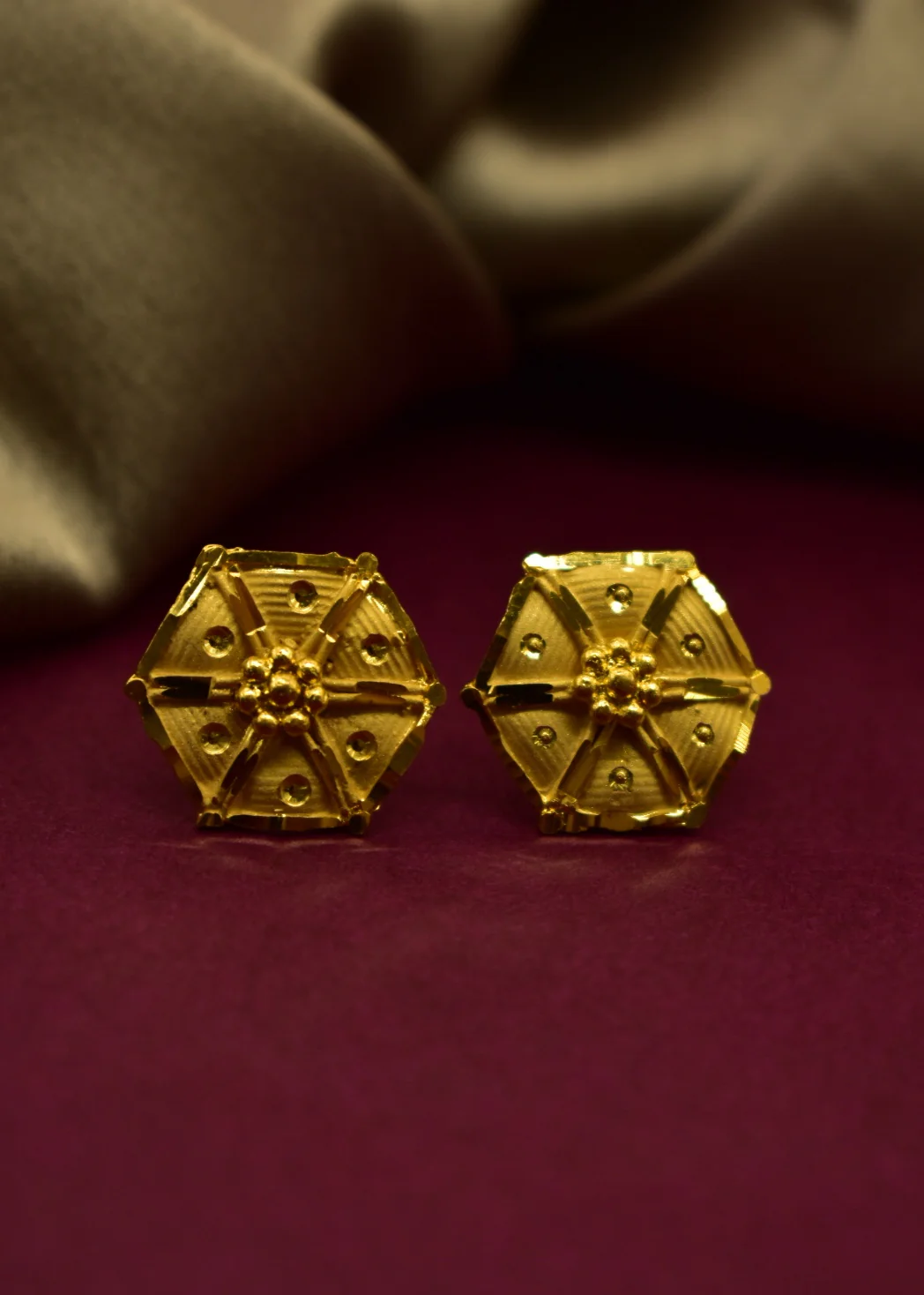 TRIANGLE STUDS EARRINGS - Image 7